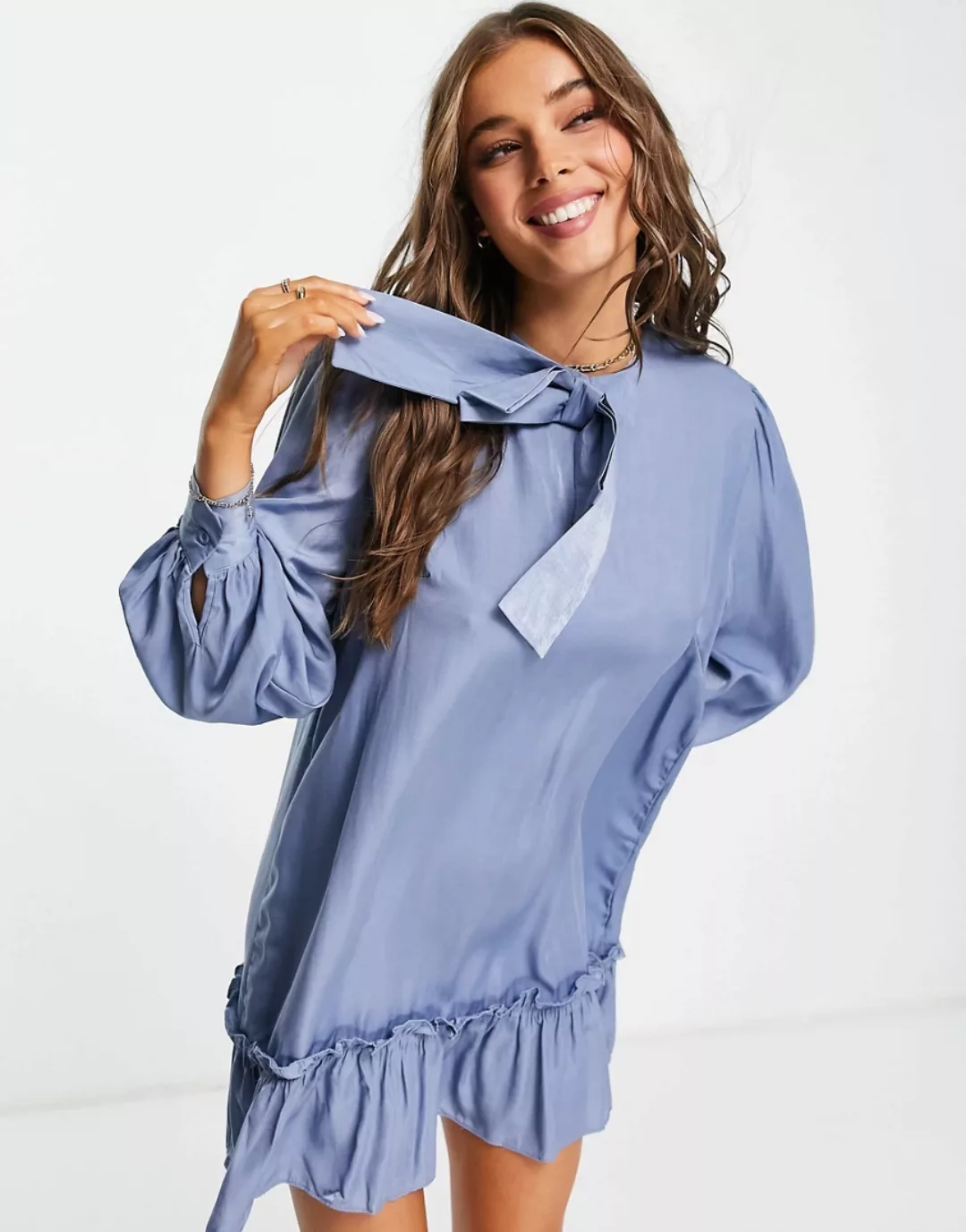 Lola May – Minikleid aus Satin in Blau mit Schleifendetail günstig online kaufen