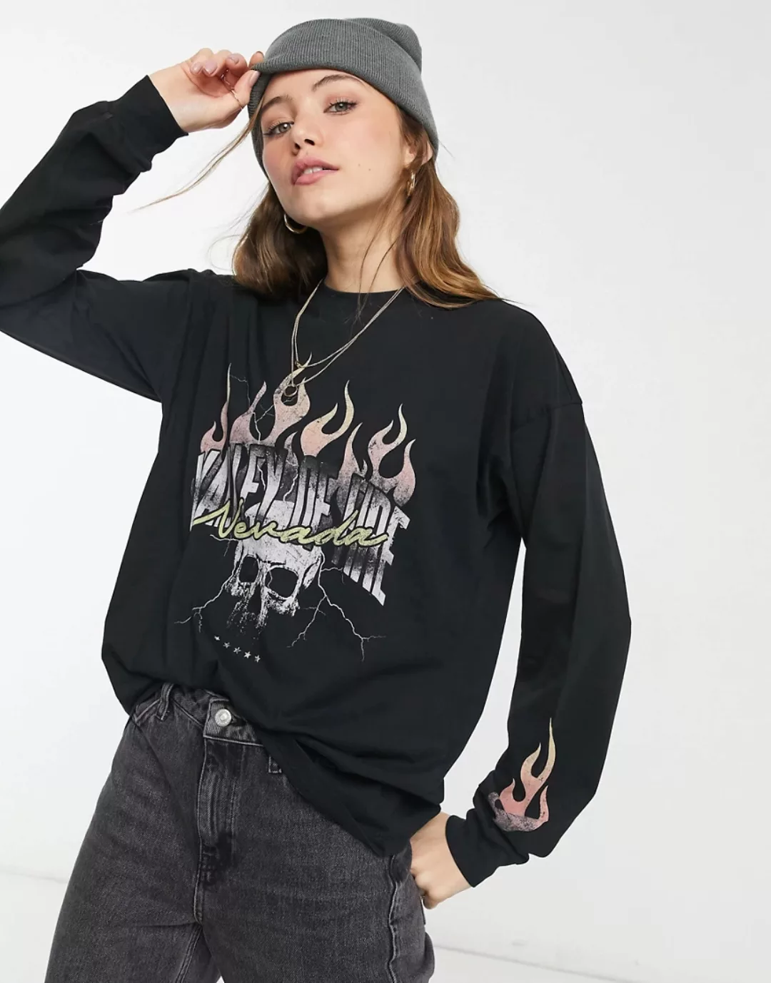 ASOS DESIGN – Langärmliges Oversize-Shirt in verwaschenem Schwarz mit Rock- günstig online kaufen