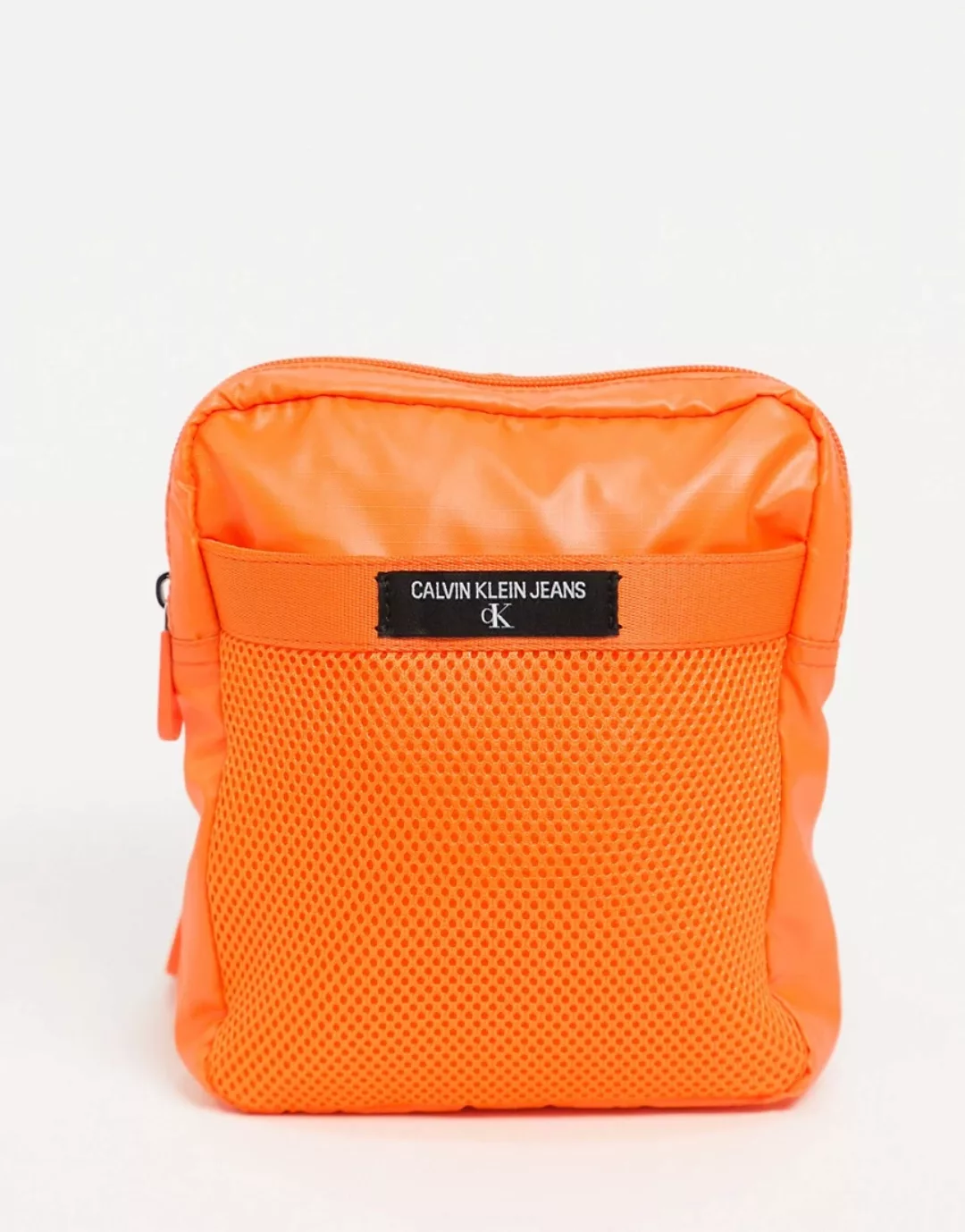 Calvin Klein Jeans – Kleine Reportertasche zum Umhängen in Orange günstig online kaufen
