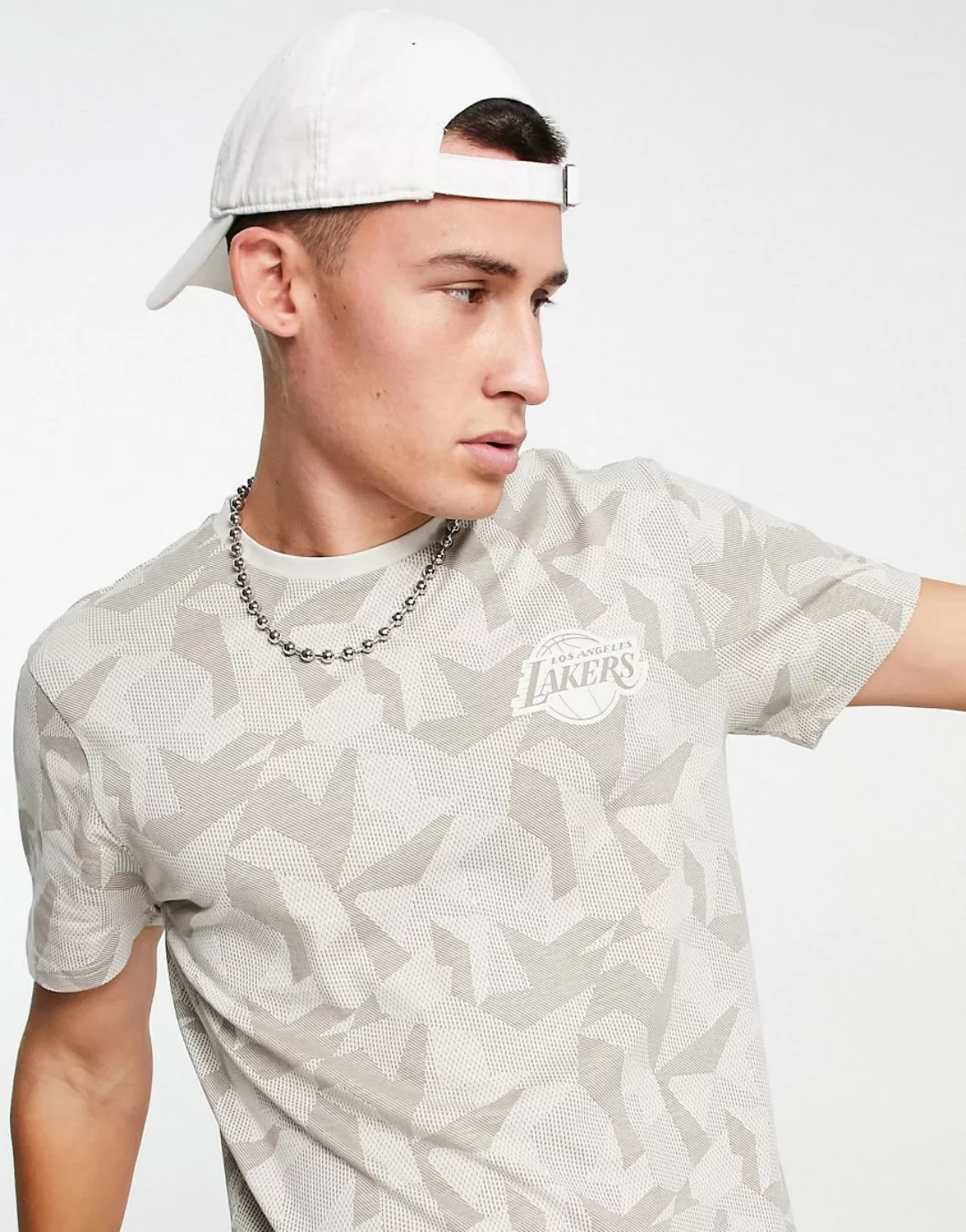 New Era – LA Lakers – T-Shirt in Beige mit geometrischem Print-Neutral günstig online kaufen