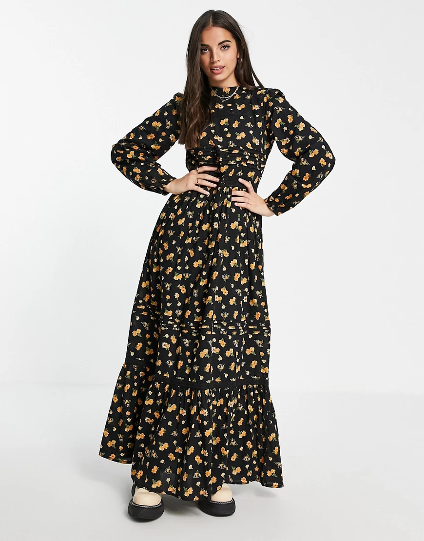 ASOS DESIGN – Gestuftes Maxikleid mit Spitzeneinsätzen, Biesen und Blumenmu günstig online kaufen