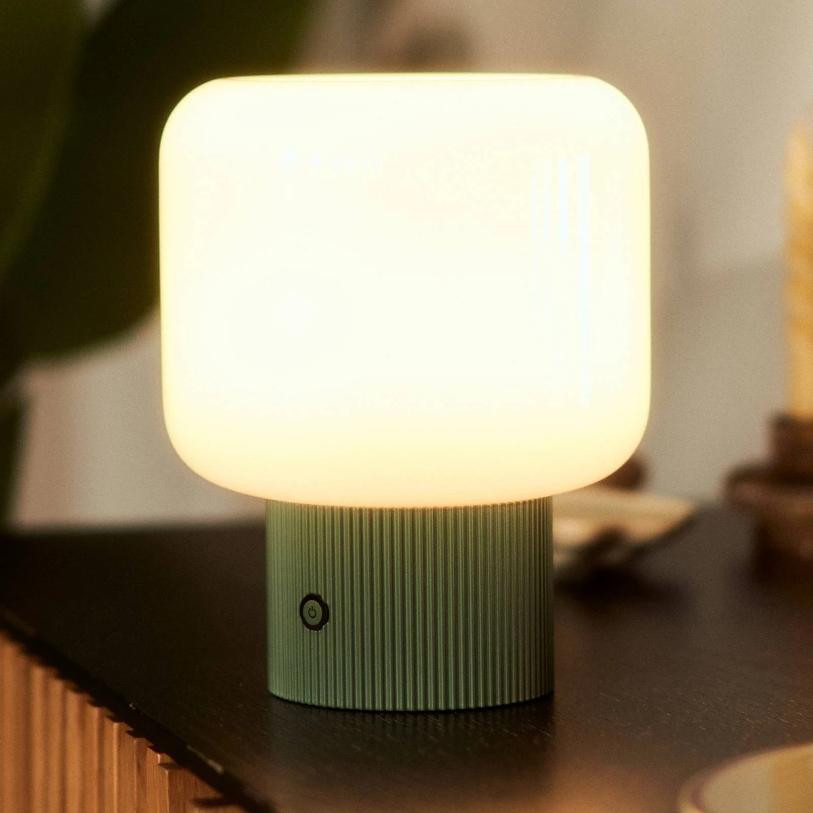 Lucande LED-Akku-Tischleuchte Katrin Palme, grün, Glas günstig online kaufen
