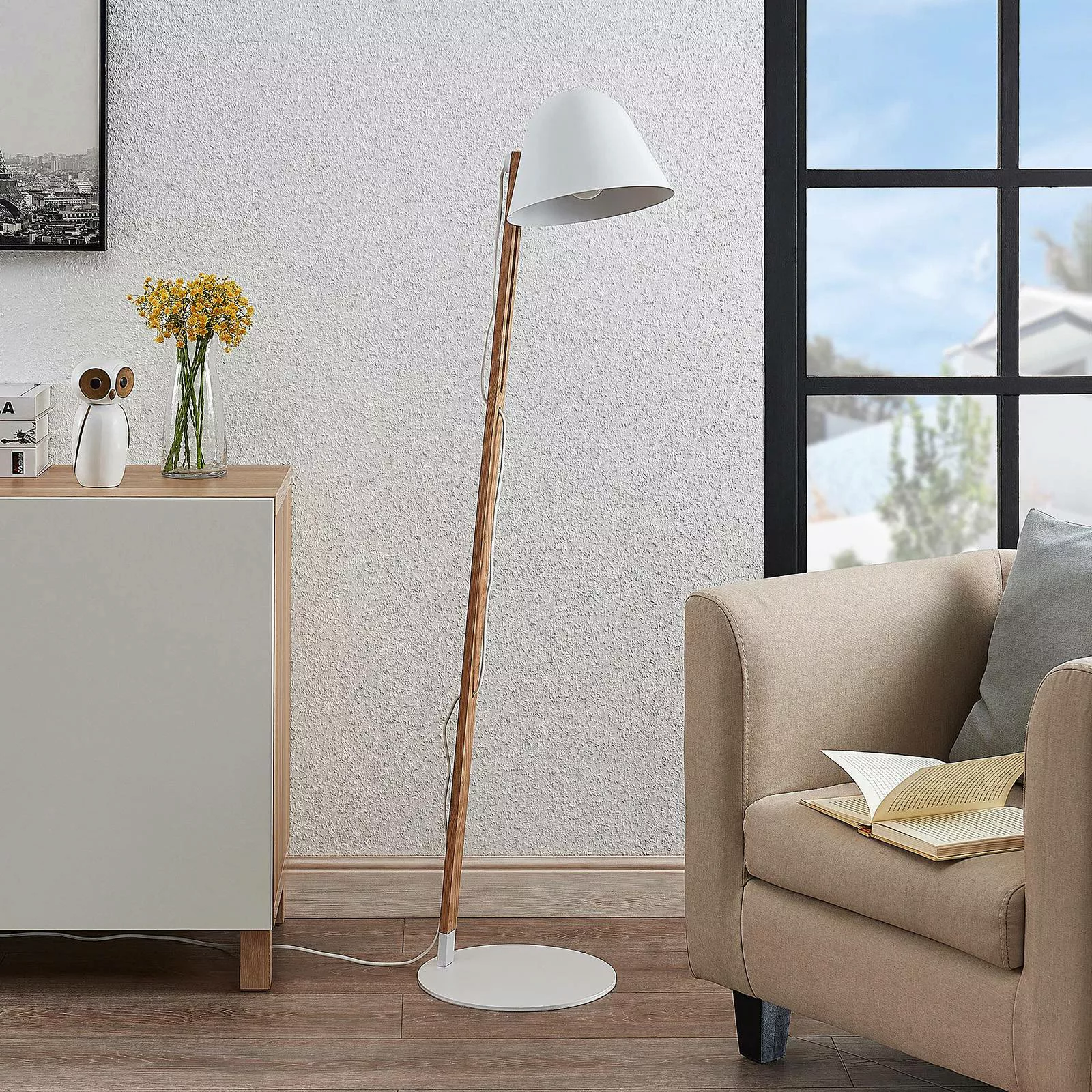 Lindby Tetja Stehlampe mit Holzstange, weiß günstig online kaufen