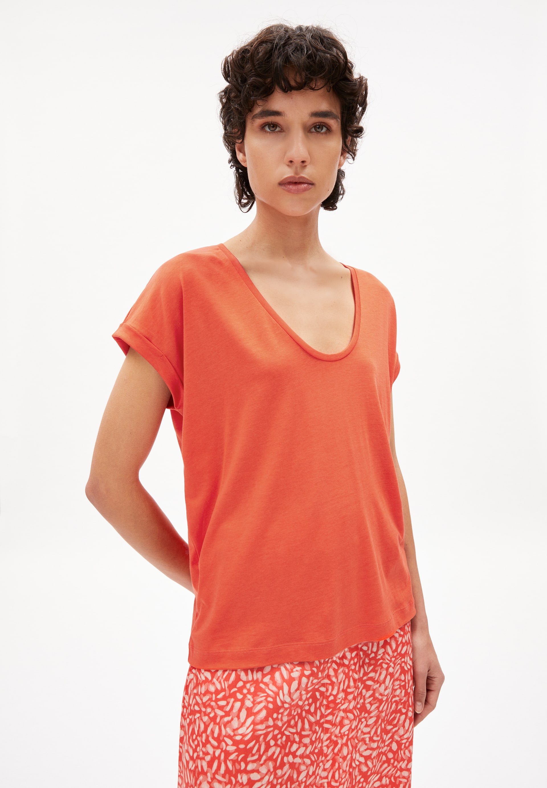T-Shirt SINJAA in hibiscus von ARMEDANGELS günstig online kaufen
