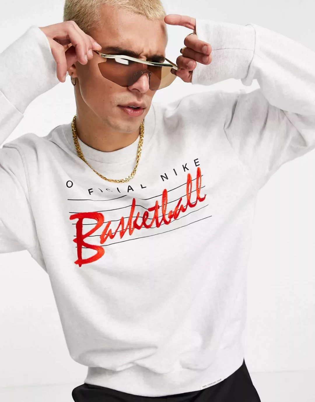 Nike Basketball – Standard Issue – Sweatshirt mit Rundhalsausschnitt in Hel günstig online kaufen