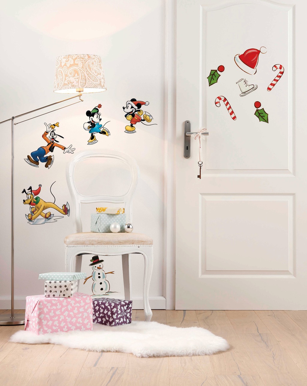 Komar Wandtattoo "Mickey Ice Slide - Größe 50 x 70 cm", selbstklebend, Wand günstig online kaufen