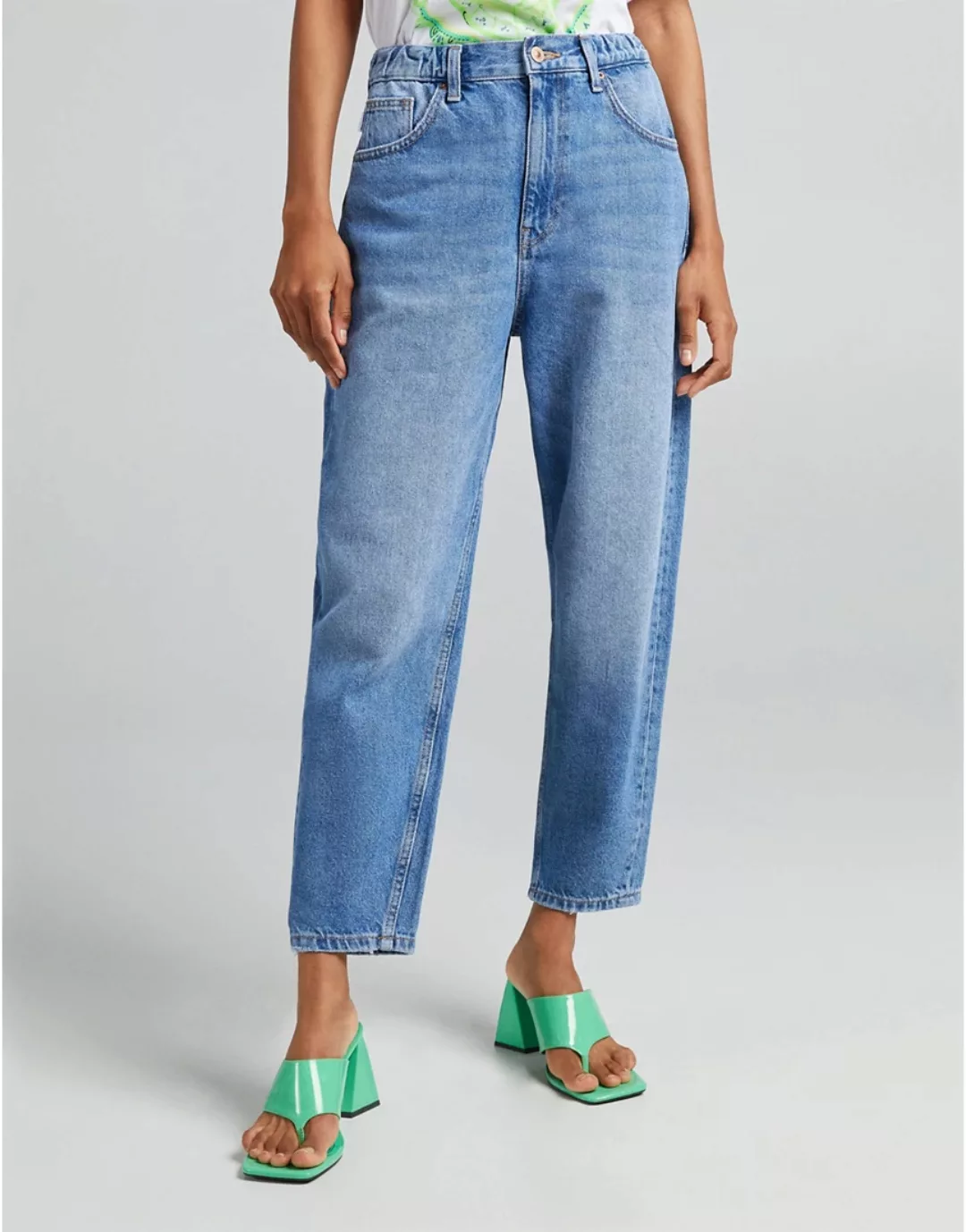 Bershka – Oversize-Mom-Jeans in Mittelblau günstig online kaufen
