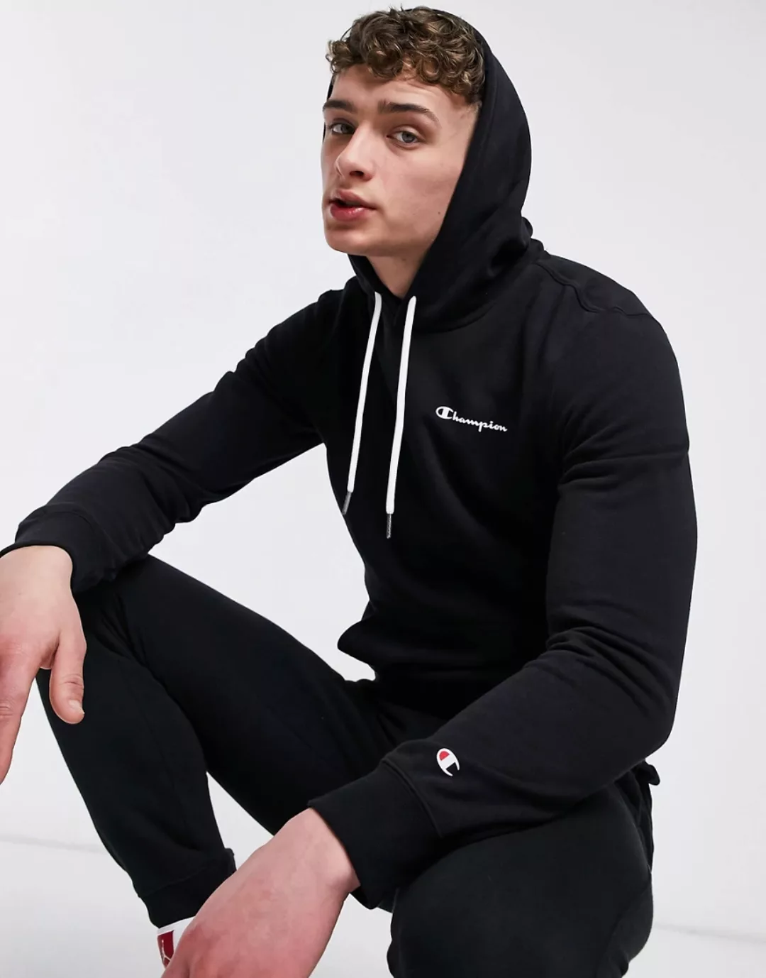 Champion – Kapuzenpullover mit kleinem Logoschriftzug in Schwarz günstig online kaufen