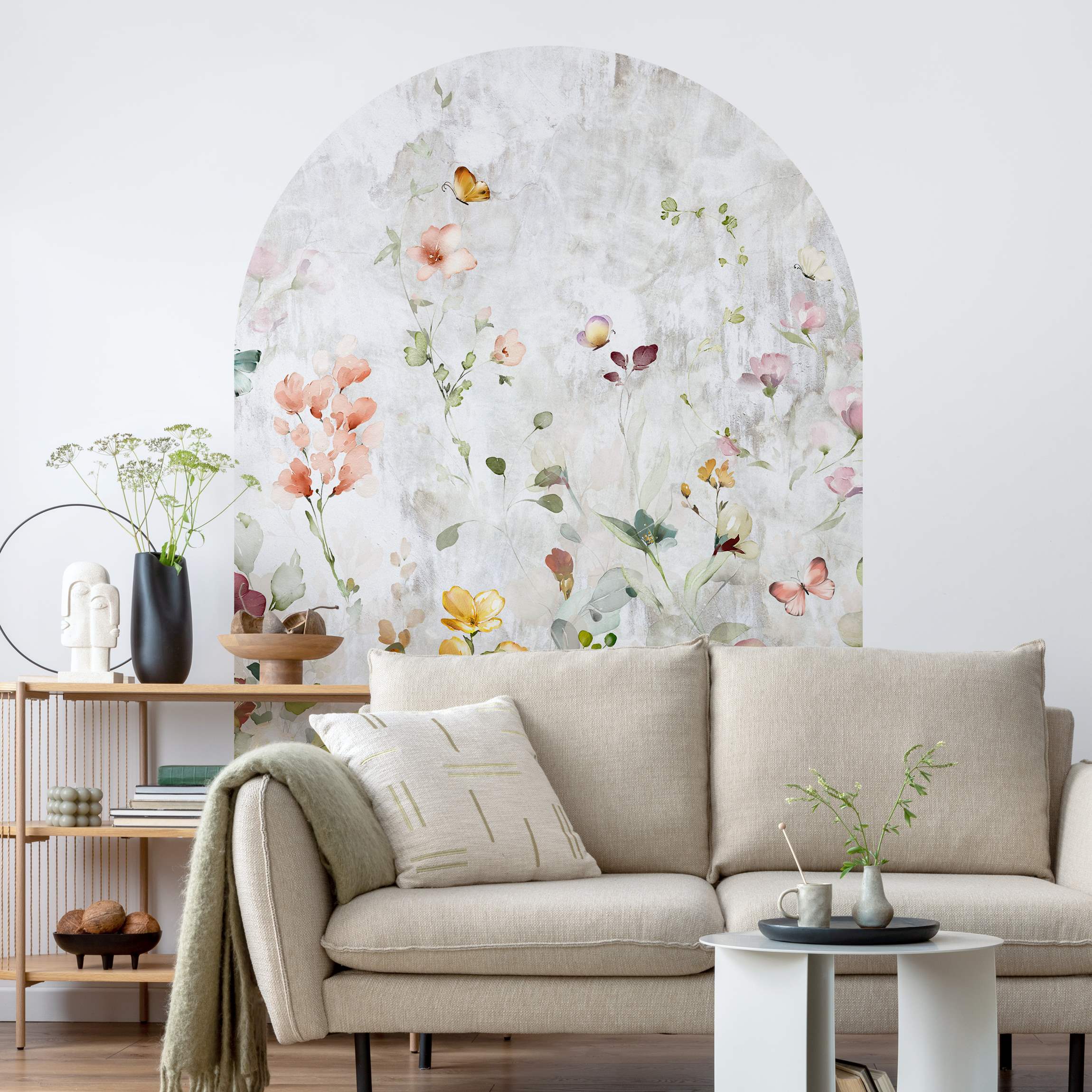 Rundbogen Tapete Aquarell Blüten auf weißer Shabby Betonwand günstig online kaufen