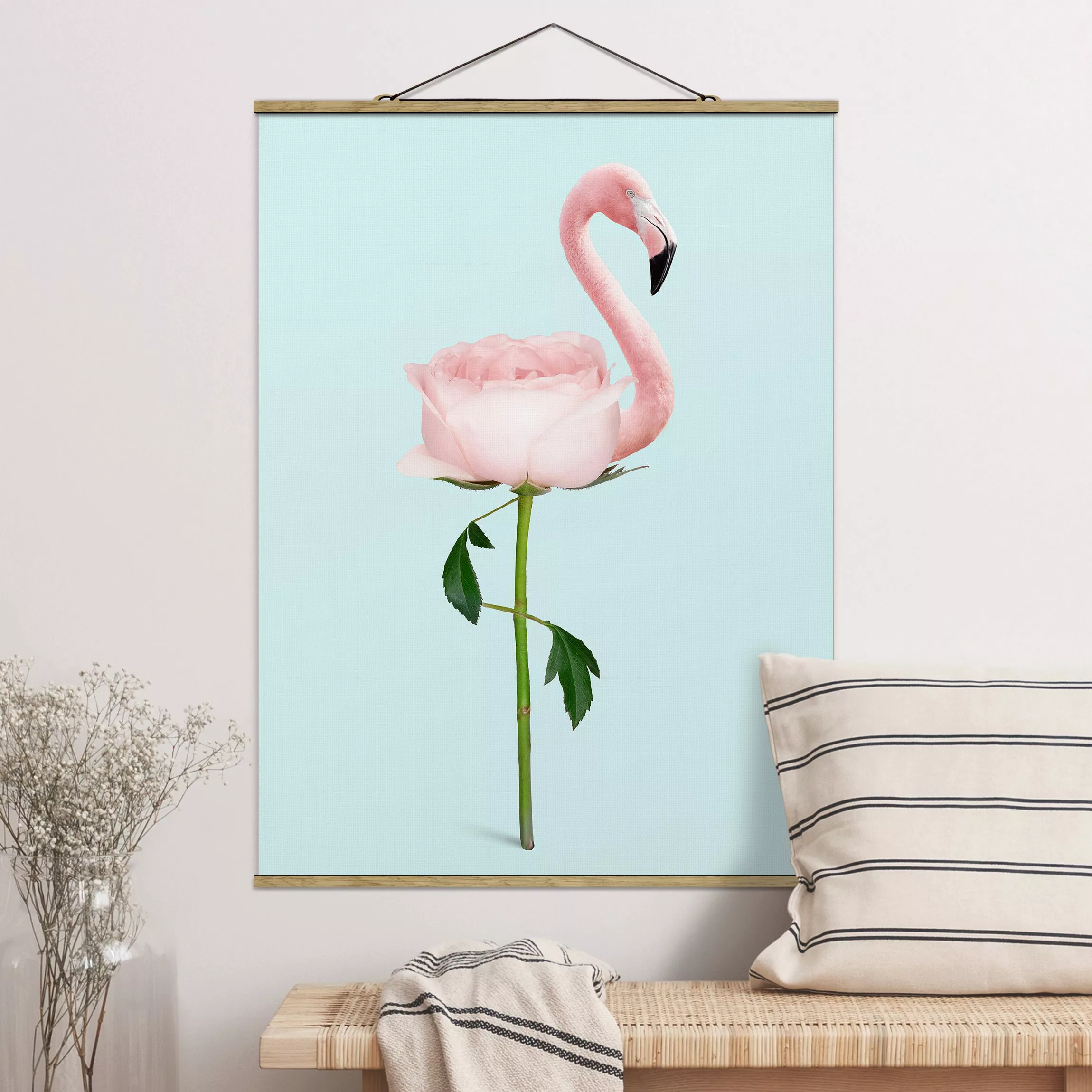 Stoffbild Blumen mit Posterleisten - Hochformat Flamingo mit Rose günstig online kaufen