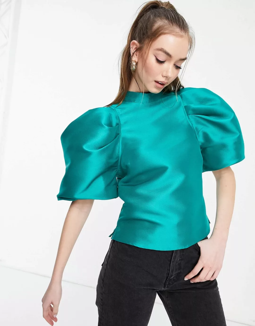 ASOS DESIGN – Hochgeschlossenes Satin-Oberteil in Smaragdgrün mit Puffärmel günstig online kaufen