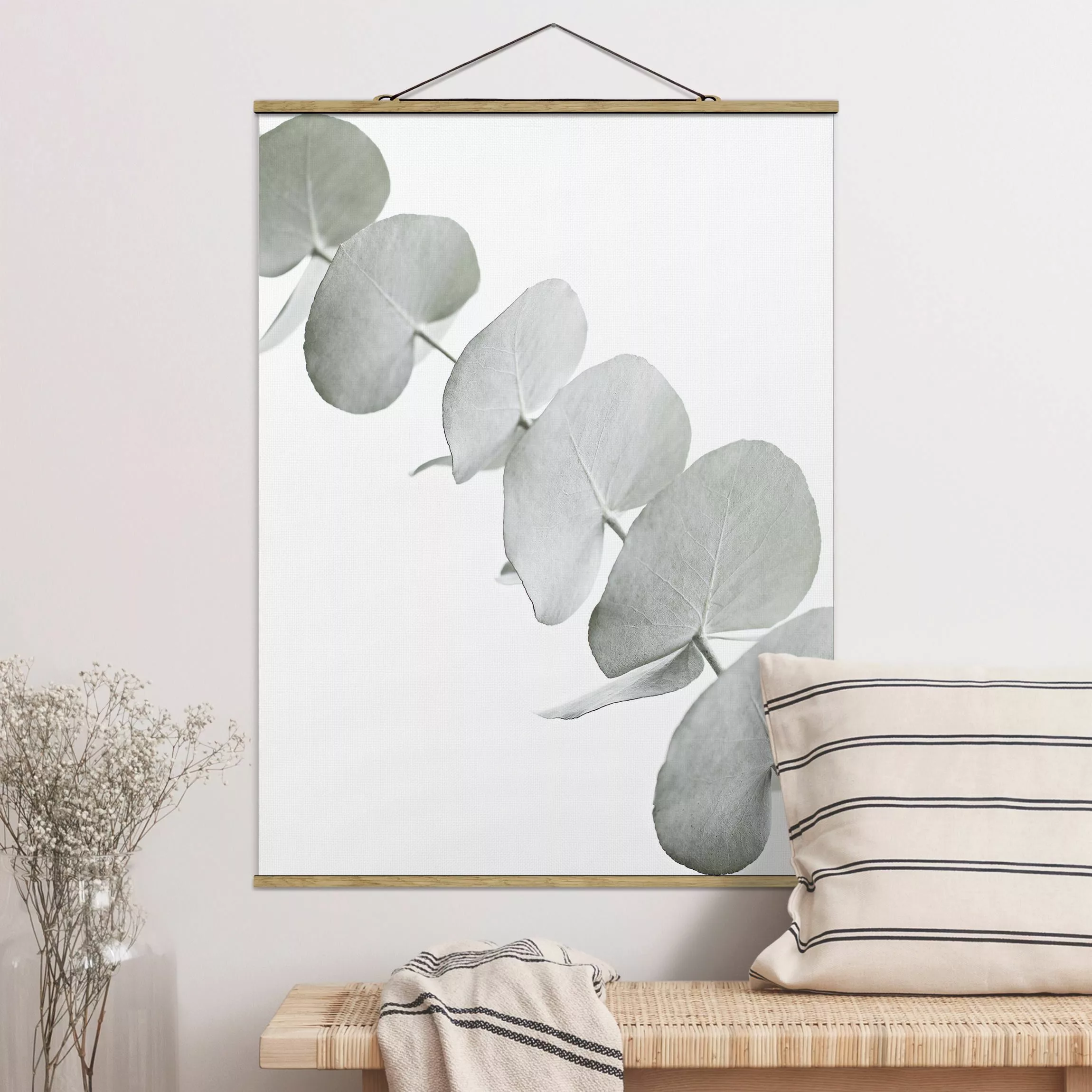 Stoffbild mit Posterleisten Eukalyptuszweig im Weißen Licht günstig online kaufen