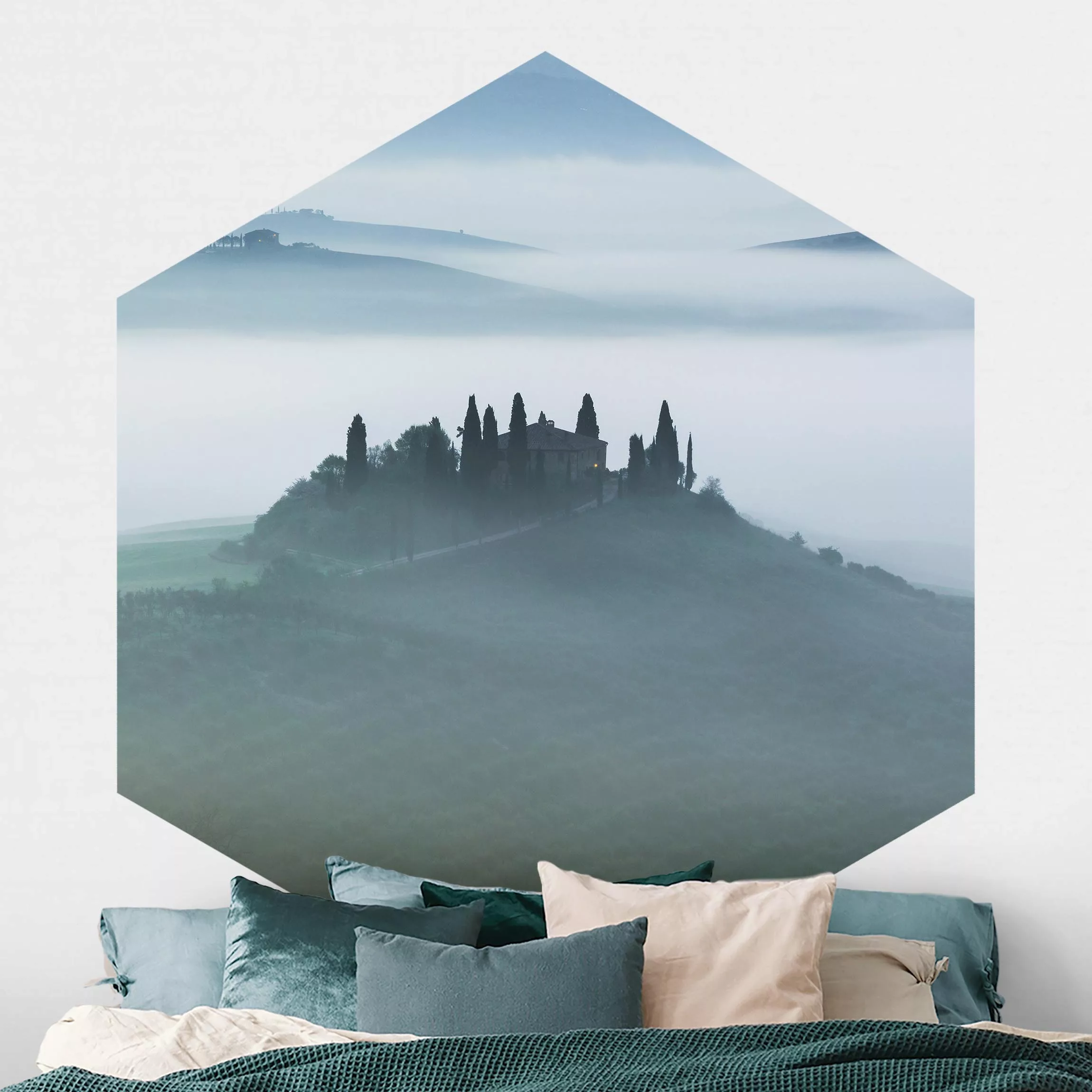 Hexagon Fototapete selbstklebend Bauernhaus im Nebel günstig online kaufen