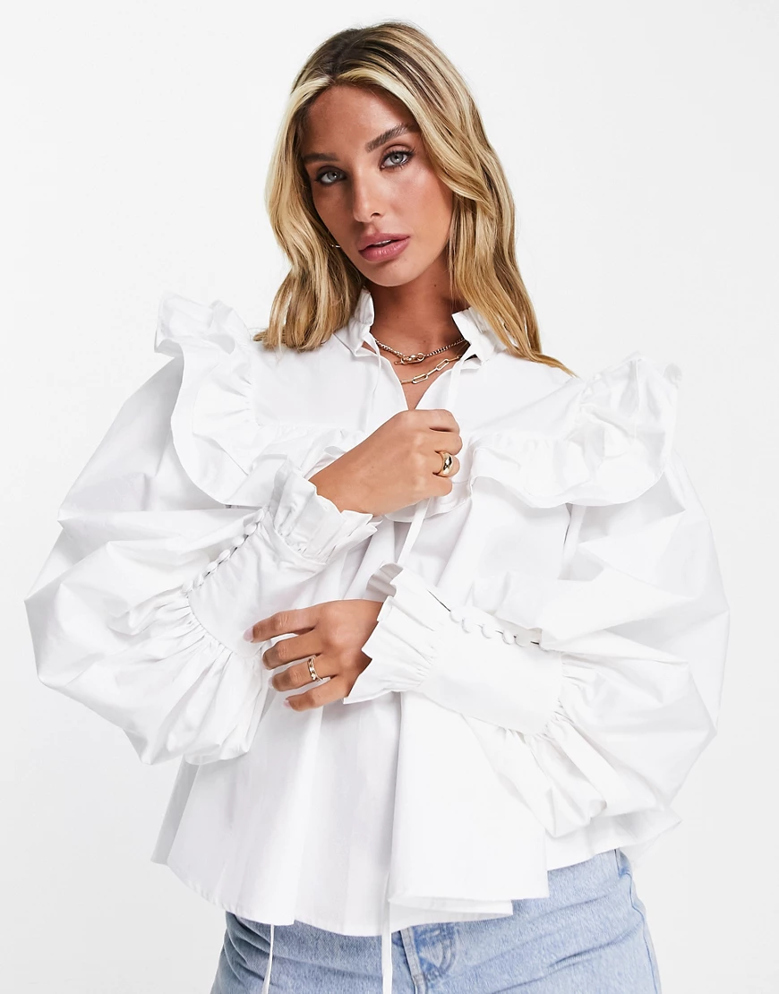 ASOS DESIGN – Bluse in Weiß mit hohem Ausschnitt und gerüschter Passe günstig online kaufen