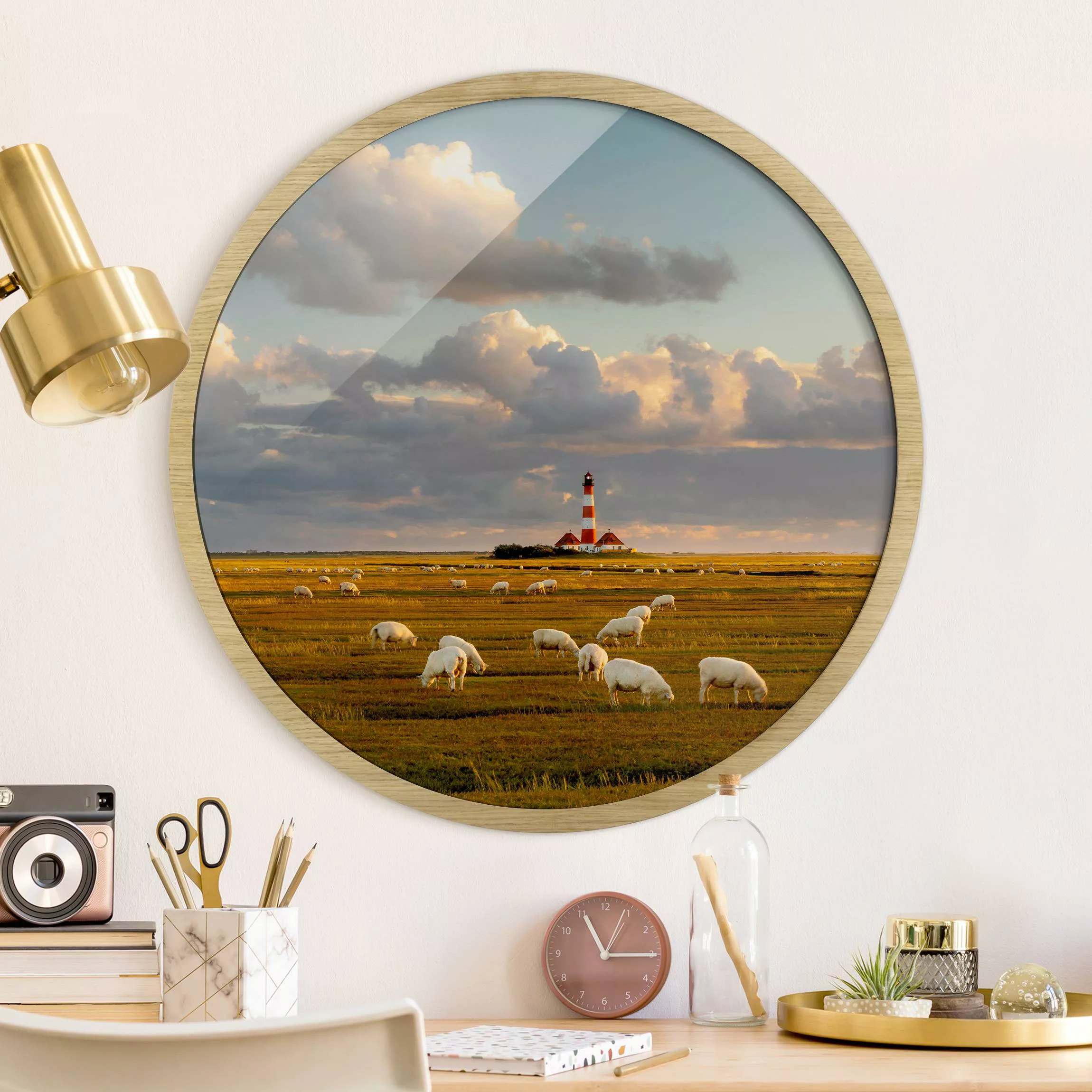 Rundes Gerahmtes Bild Nordsee Leuchtturm mit Schafsherde günstig online kaufen