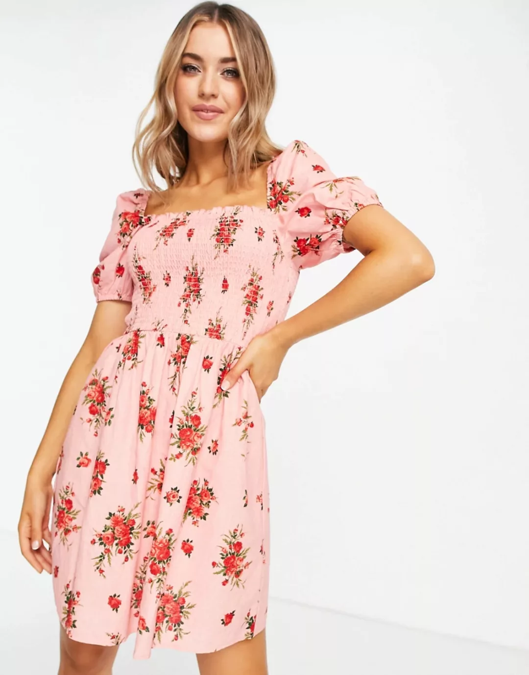 Miss Selfridge – Gesmoktes Minikleid aus Baumwolle in Rosa mit Blumenmuster günstig online kaufen