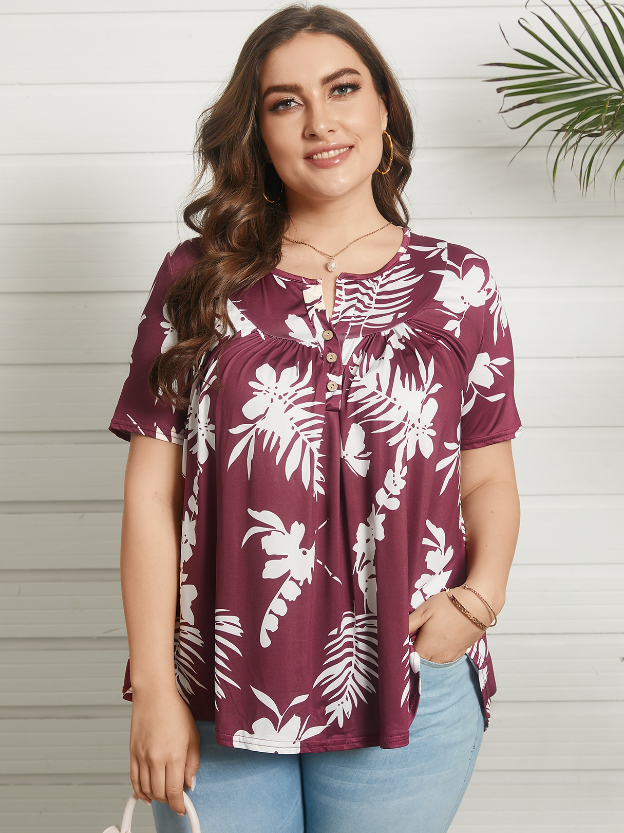 Plus Size Rundhals-T-Shirt mit tropischem Knopfdesign günstig online kaufen