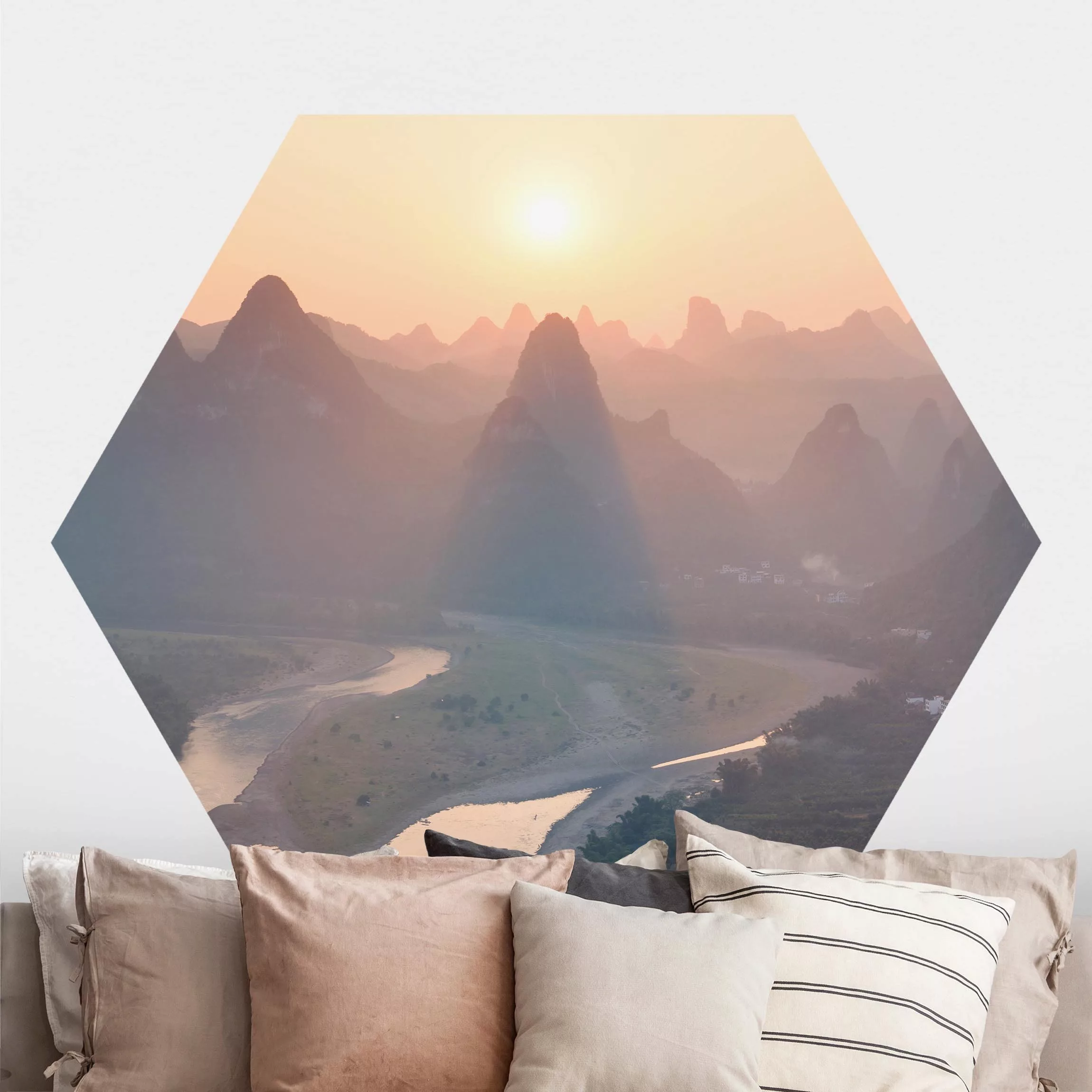 Hexagon Fototapete selbstklebend Sonnenaufgang in Berglandschaft günstig online kaufen