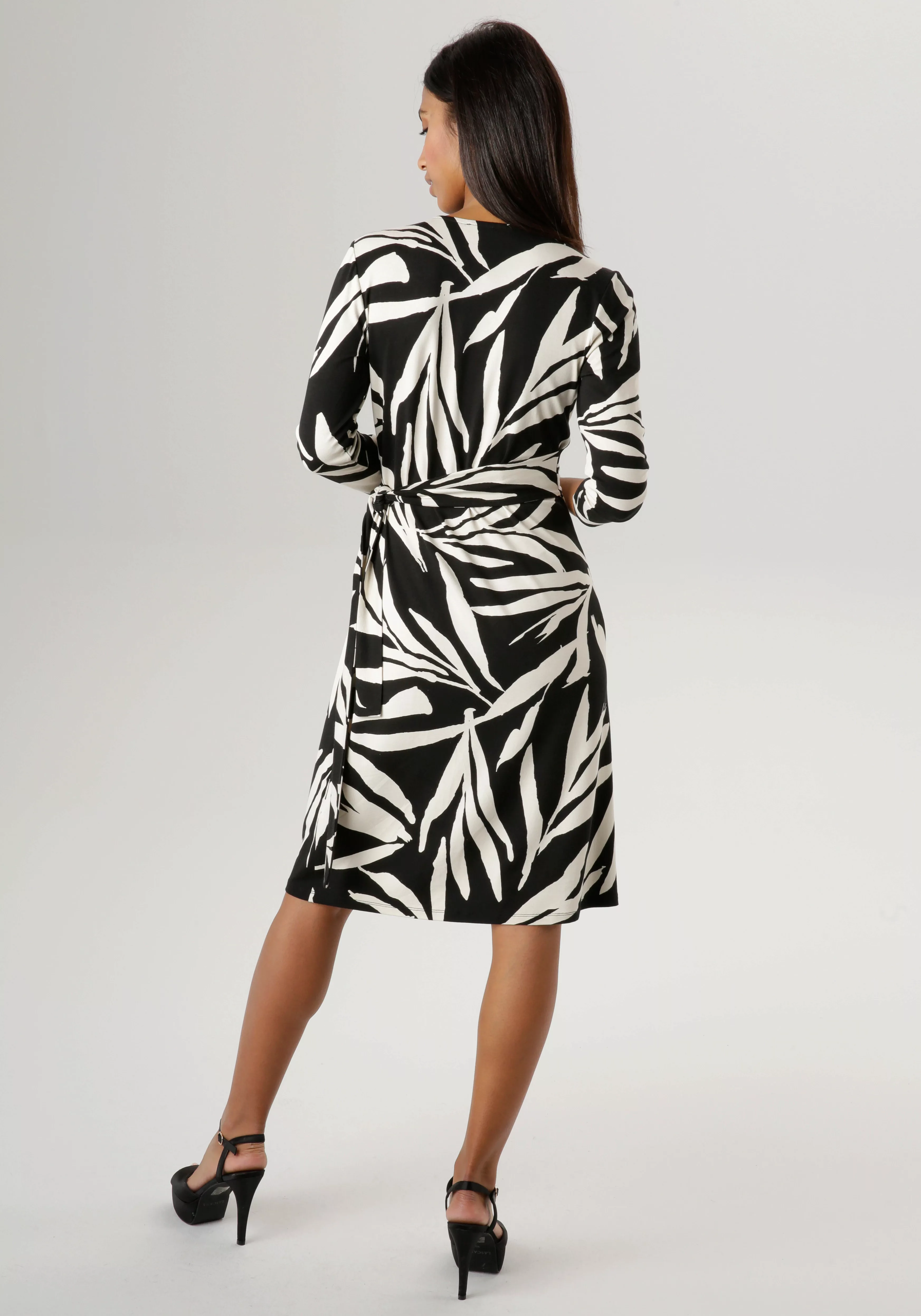 Aniston SELECTED Jerseykleid, mit Blätterdruck und femininer Wickeloptik günstig online kaufen