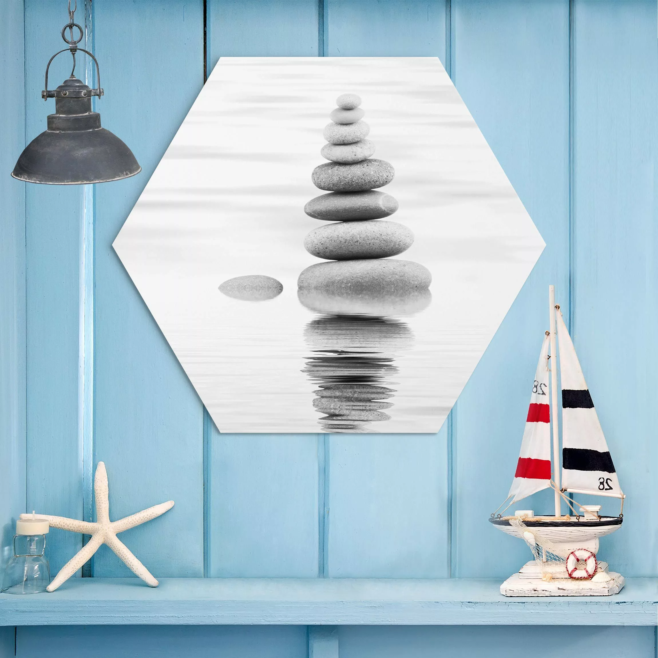 Hexagon-Alu-Dibond Bild Steinturm im Wasser Schwarz-Weiß günstig online kaufen