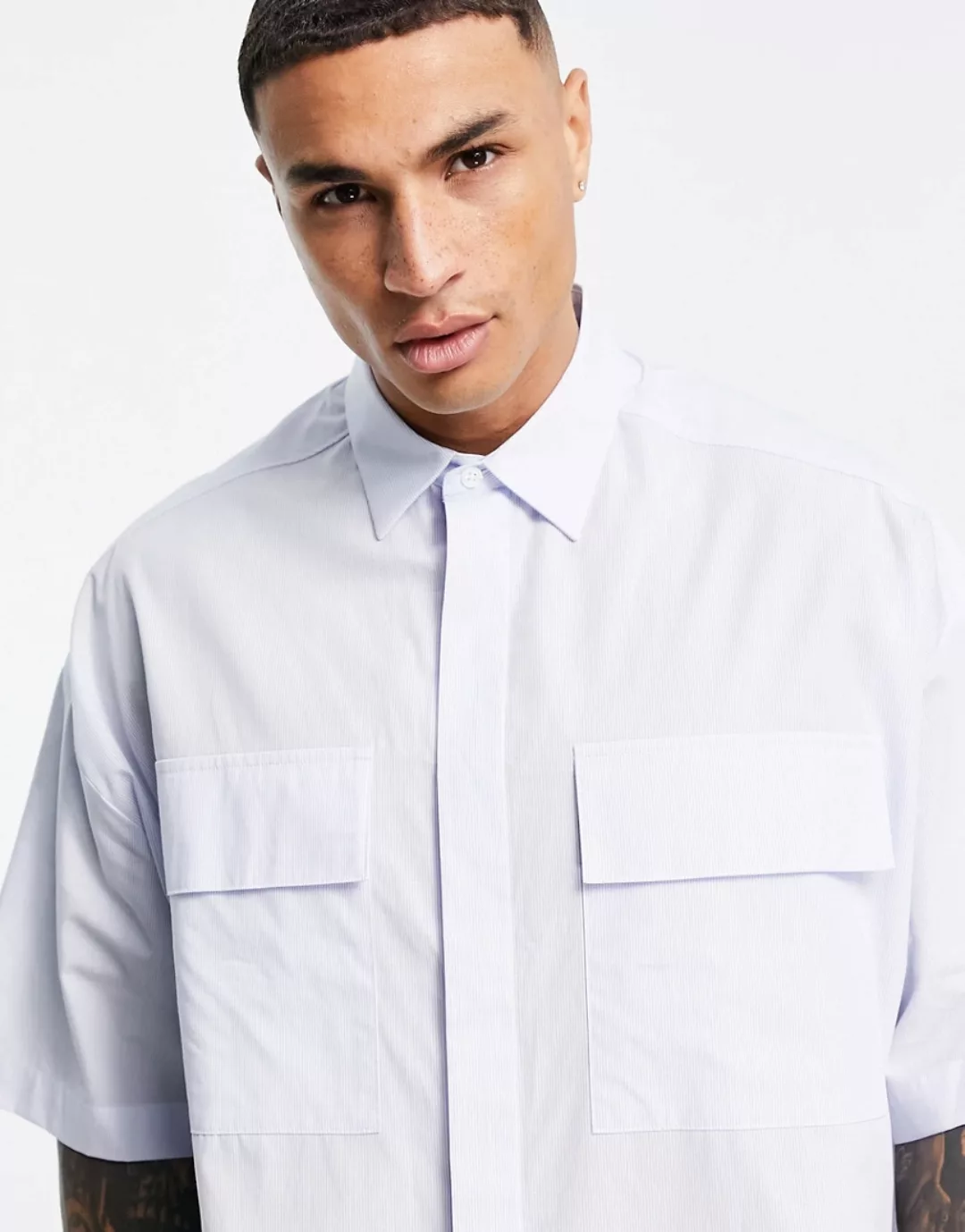 ASOS DESIGN – Hemd mit überschnittenen Schulter, Taschen und schmalen Strei günstig online kaufen