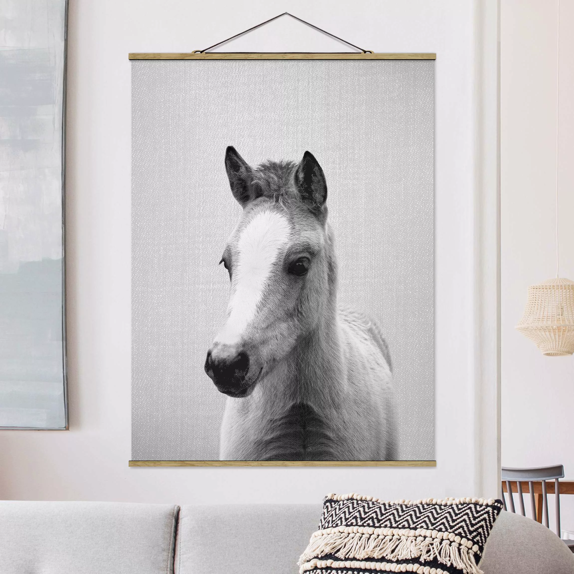 Stoffbild mit Posterleisten Baby Pferd Philipp Schwarz Weiß günstig online kaufen
