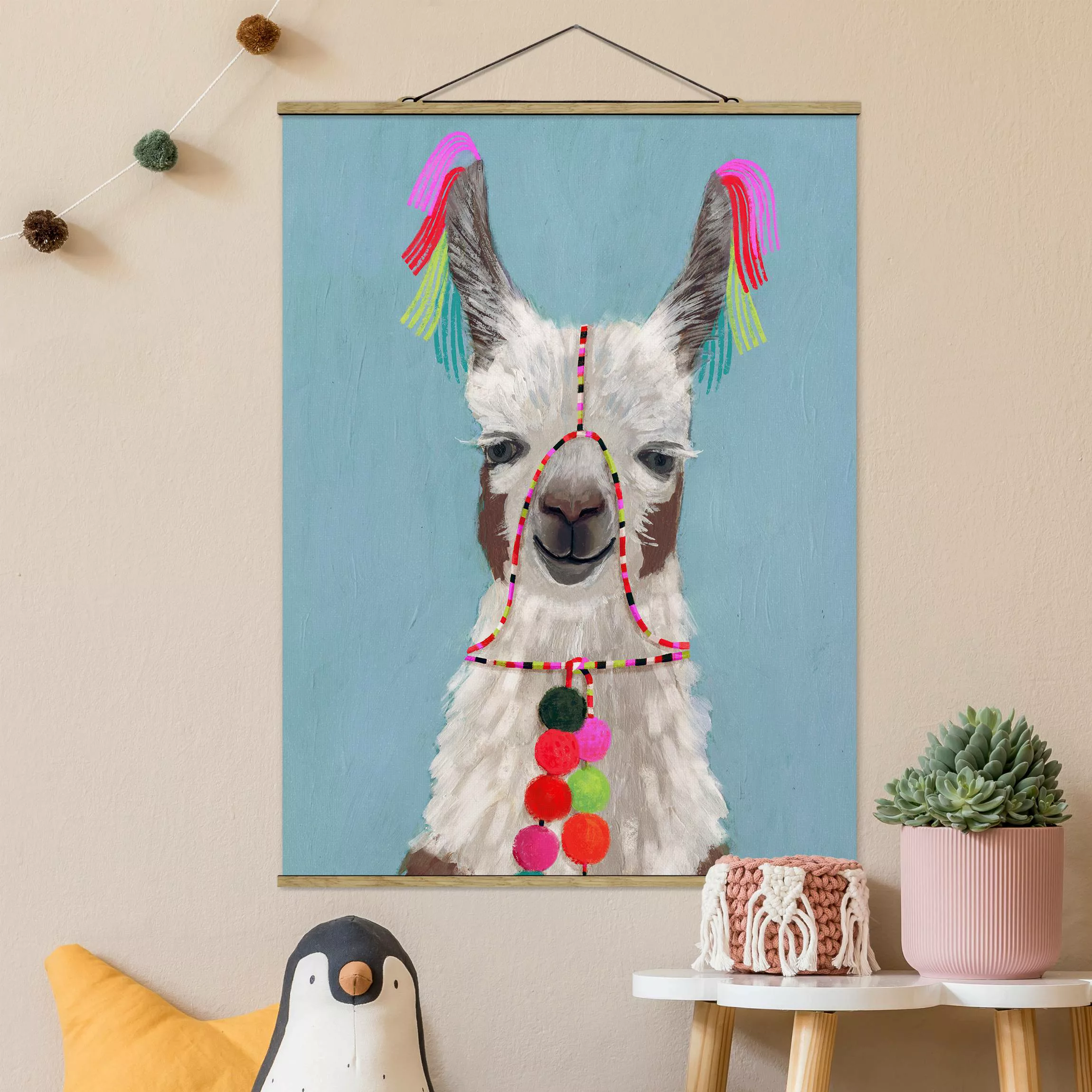 Stoffbild Tiere mit Posterleisten - Hochformat Lama mit Schmuck III günstig online kaufen