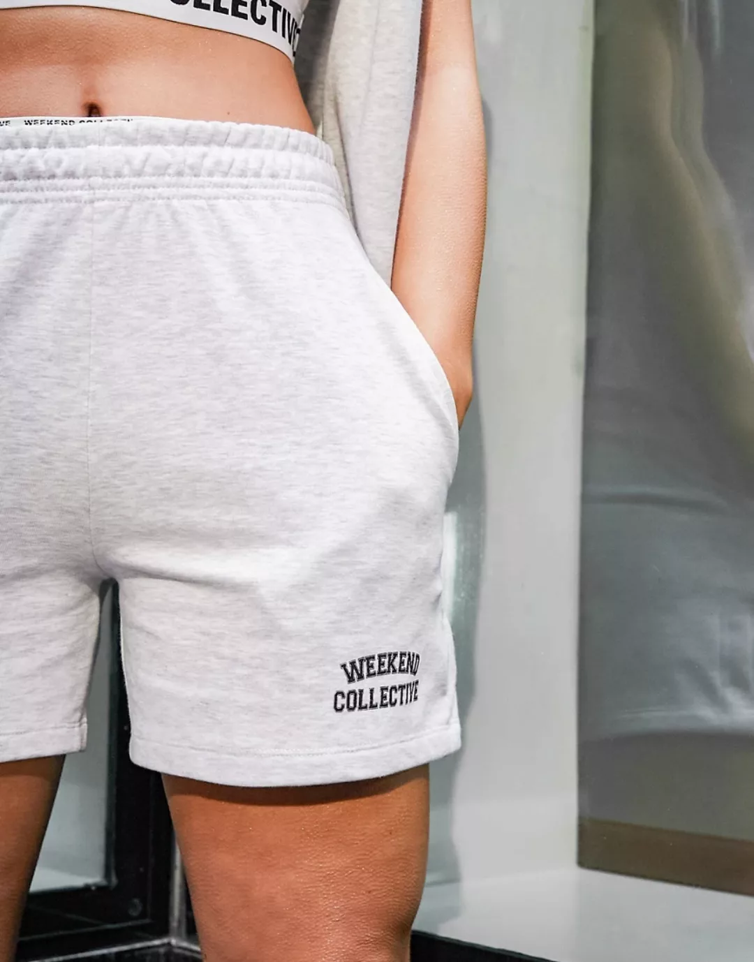 ASOS – Weekend Collective – Melierte Oversize-Shorts mit College-Print in E günstig online kaufen