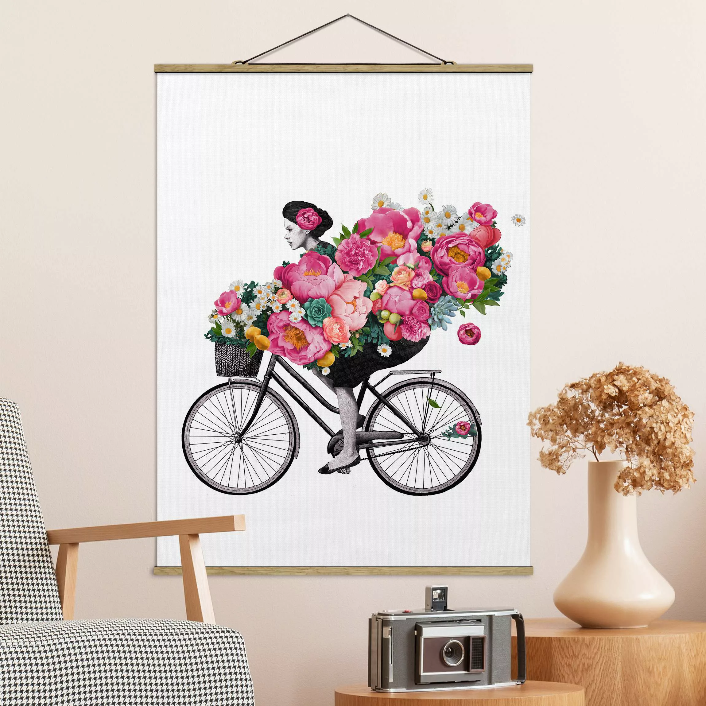 Stoffbild Blumen mit Posterleisten - Hochformat Illustration Frau auf Fahrr günstig online kaufen