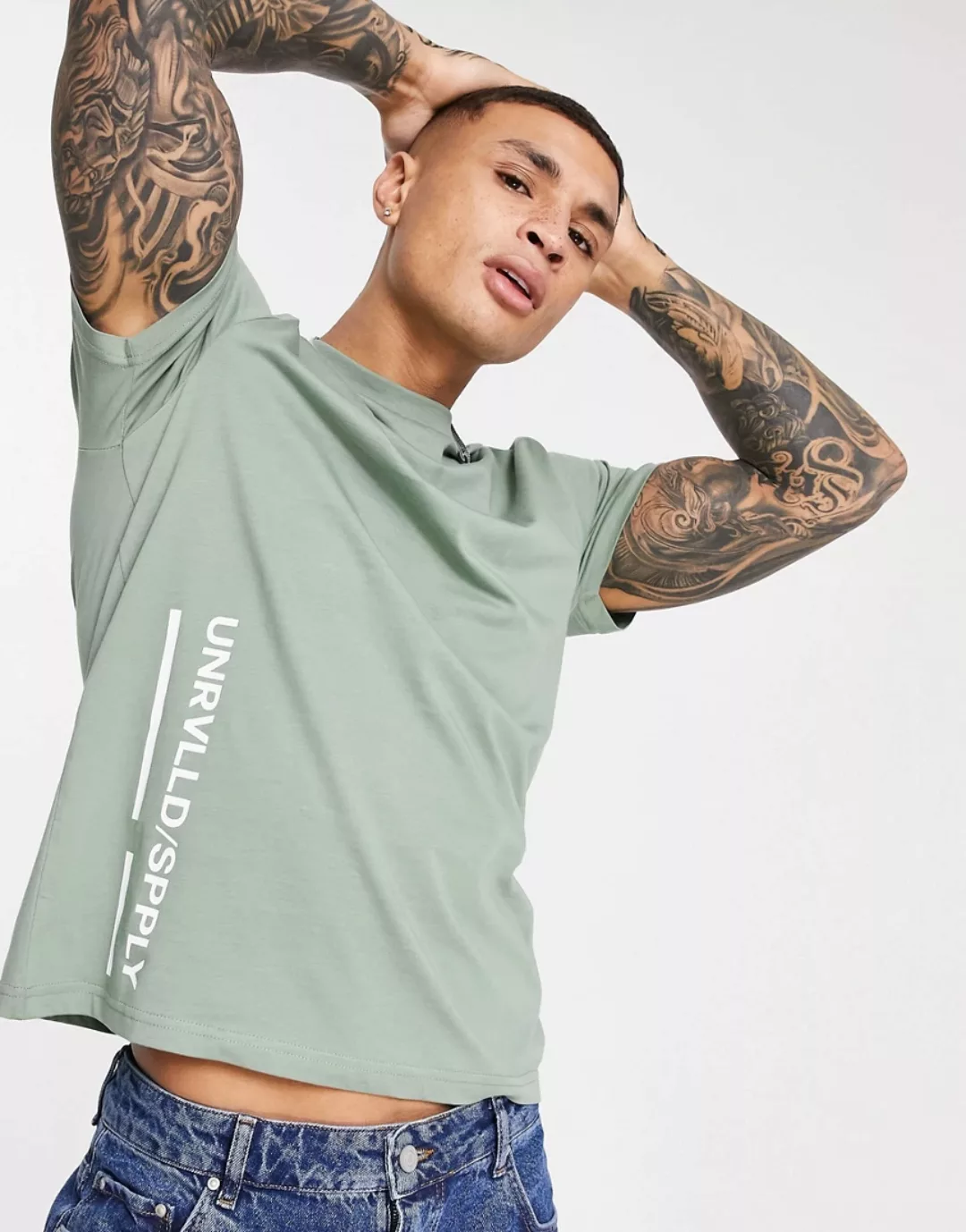 ASOS – Unrvlld Spply – Lockeres T-Shirt in Grün mit Logoprint, Kombiteil günstig online kaufen
