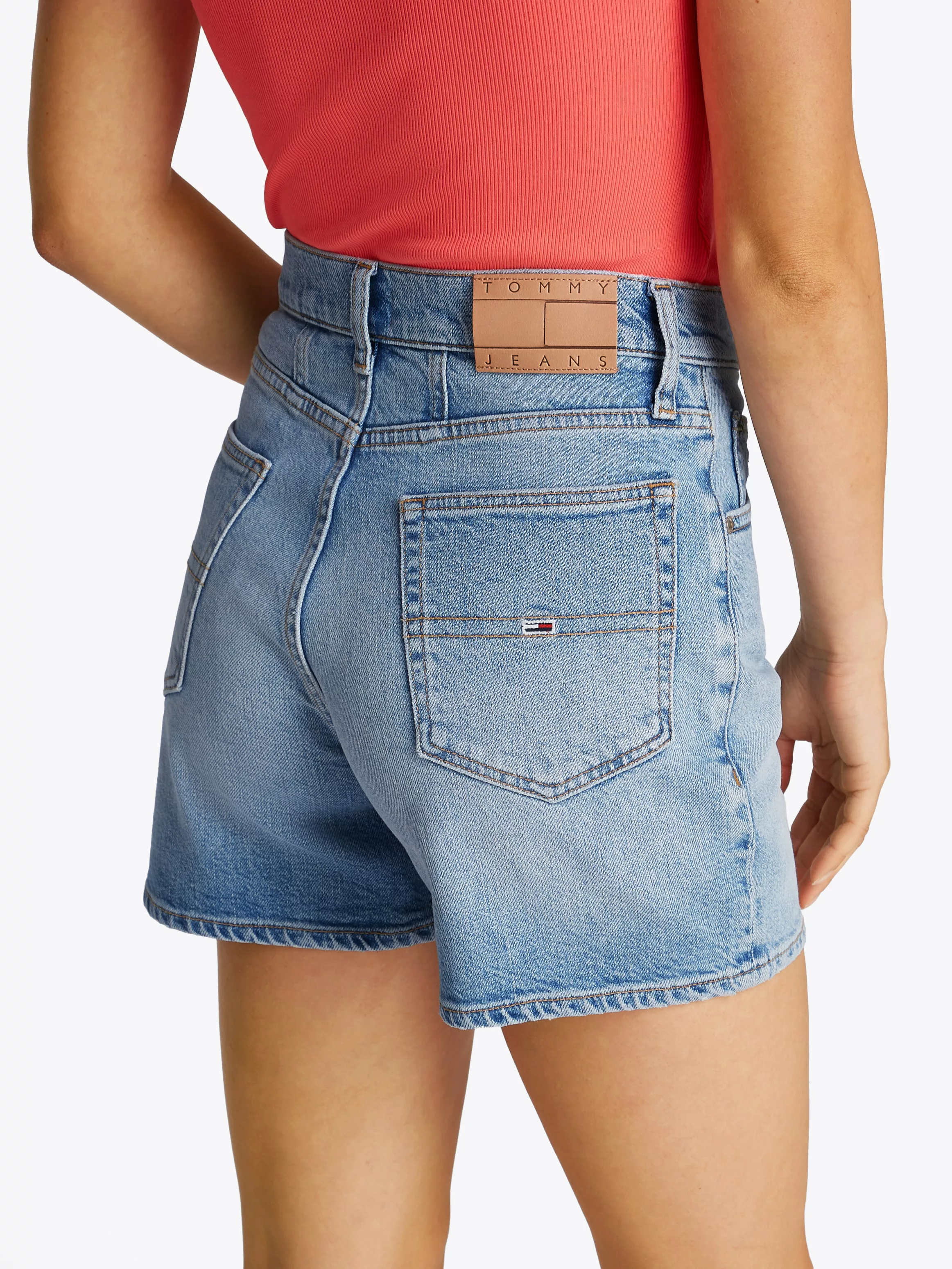 Tommy Jeans Shorts "MOM SHORT BI0112", mit Logo-Badge, in blauer Waschung günstig online kaufen