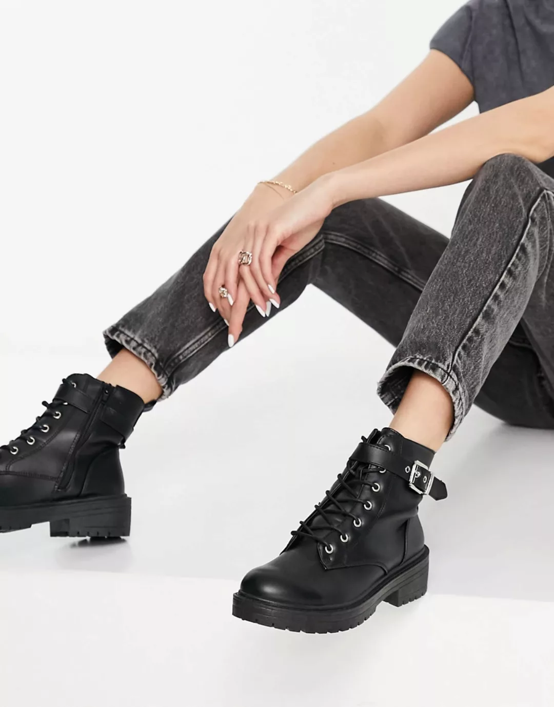 New Look – Flache Schnürstiefel in Schwarz günstig online kaufen