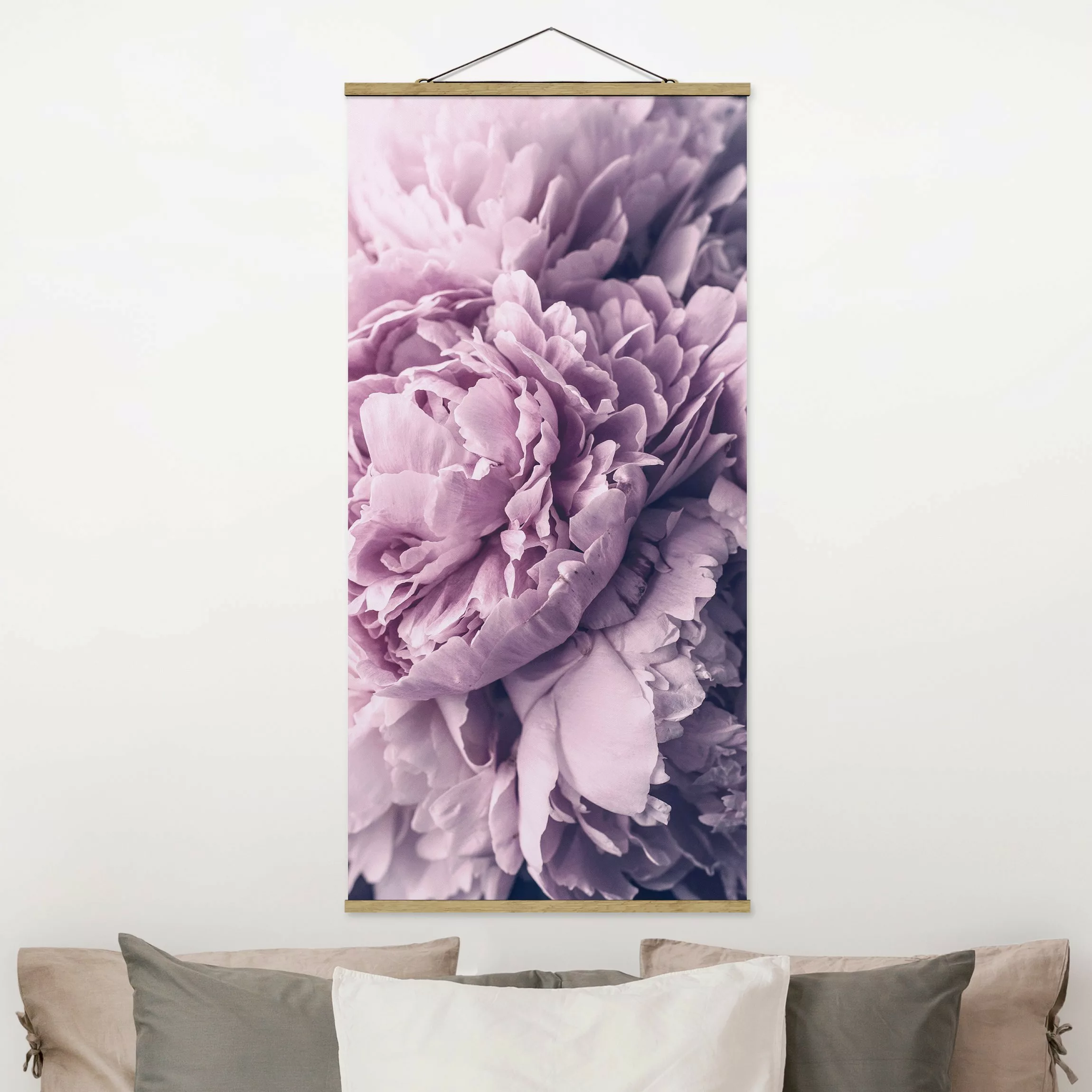 Stoffbild Blumen mit Posterleisten - Hochformat Lila Pfingstrosenblüten günstig online kaufen