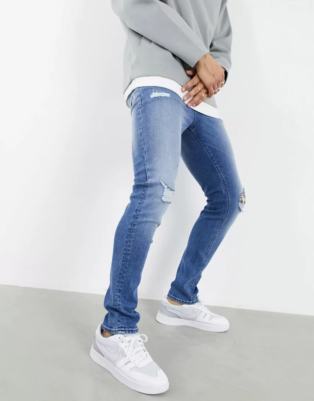 ASOS DESIGN – Enge Jeans mit großen Rissen in verwaschenem Mittelblau günstig online kaufen