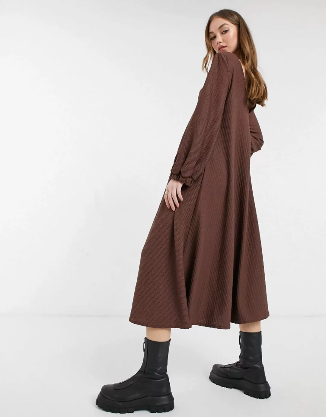 ASOS DESIGN – Strukturiertes Midi-Hängerkleid mit V-Ausschnitt in Schokolad günstig online kaufen