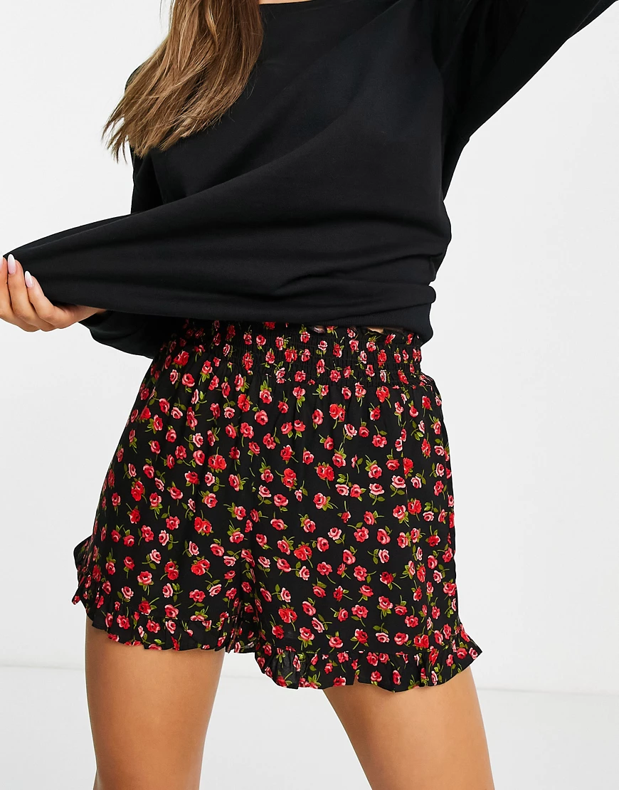 Miss Selfridge – Shorts mit geraffter Taille und Rosenprint-Schwarz günstig online kaufen