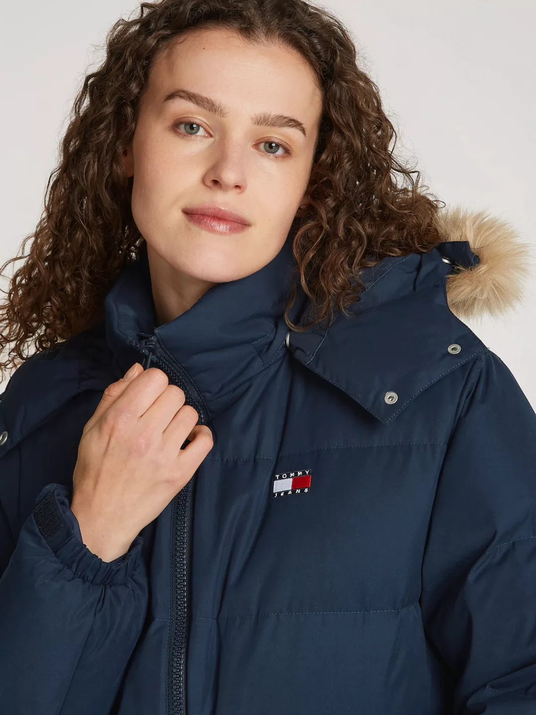 Tommy Jeans Steppjacke "TJW MIDI ALASKA FAUX FUR", mit Kapuze, mit Fellimit günstig online kaufen