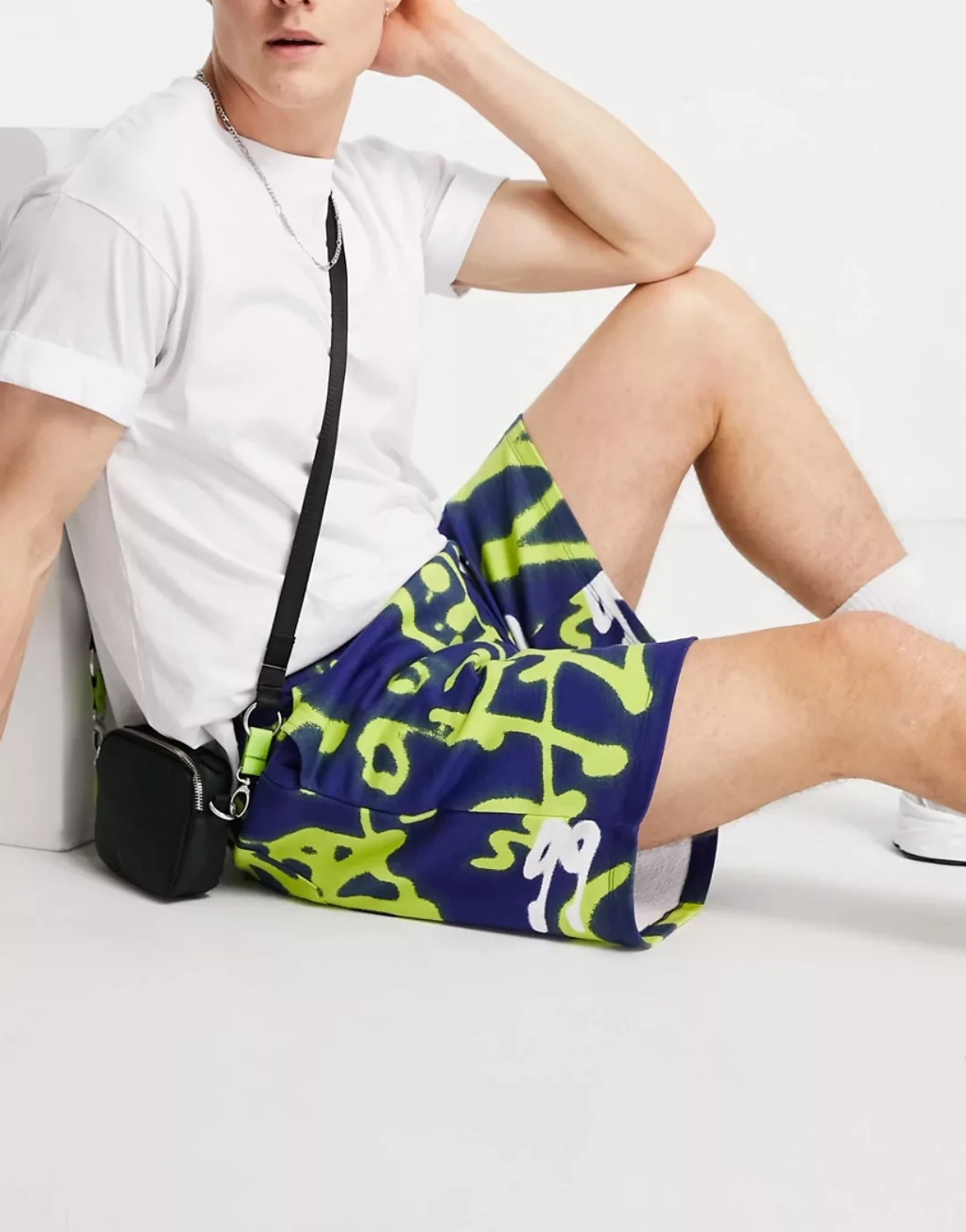 ASOS DESIGN – Oversized Shorts aus Jersey mit durchgehendem Graffiti-Print, günstig online kaufen