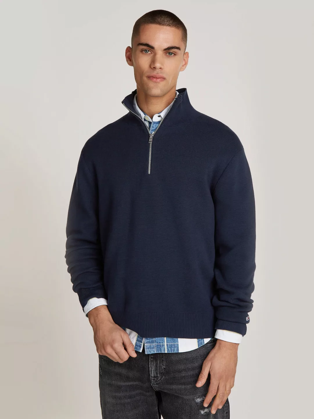 Tommy Jeans Strickpullover TJM REG HALF ZIP SWEATER mit bestickten Markenlo günstig online kaufen