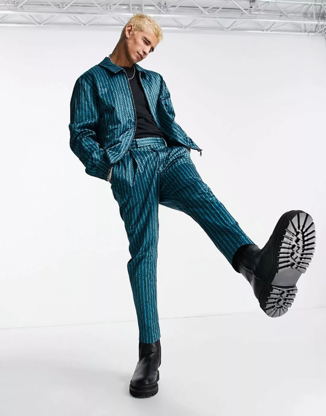 ASOS DESIGN – Elegante, schmal zulaufende Hose in Blau mit Retro-Streifenmu günstig online kaufen