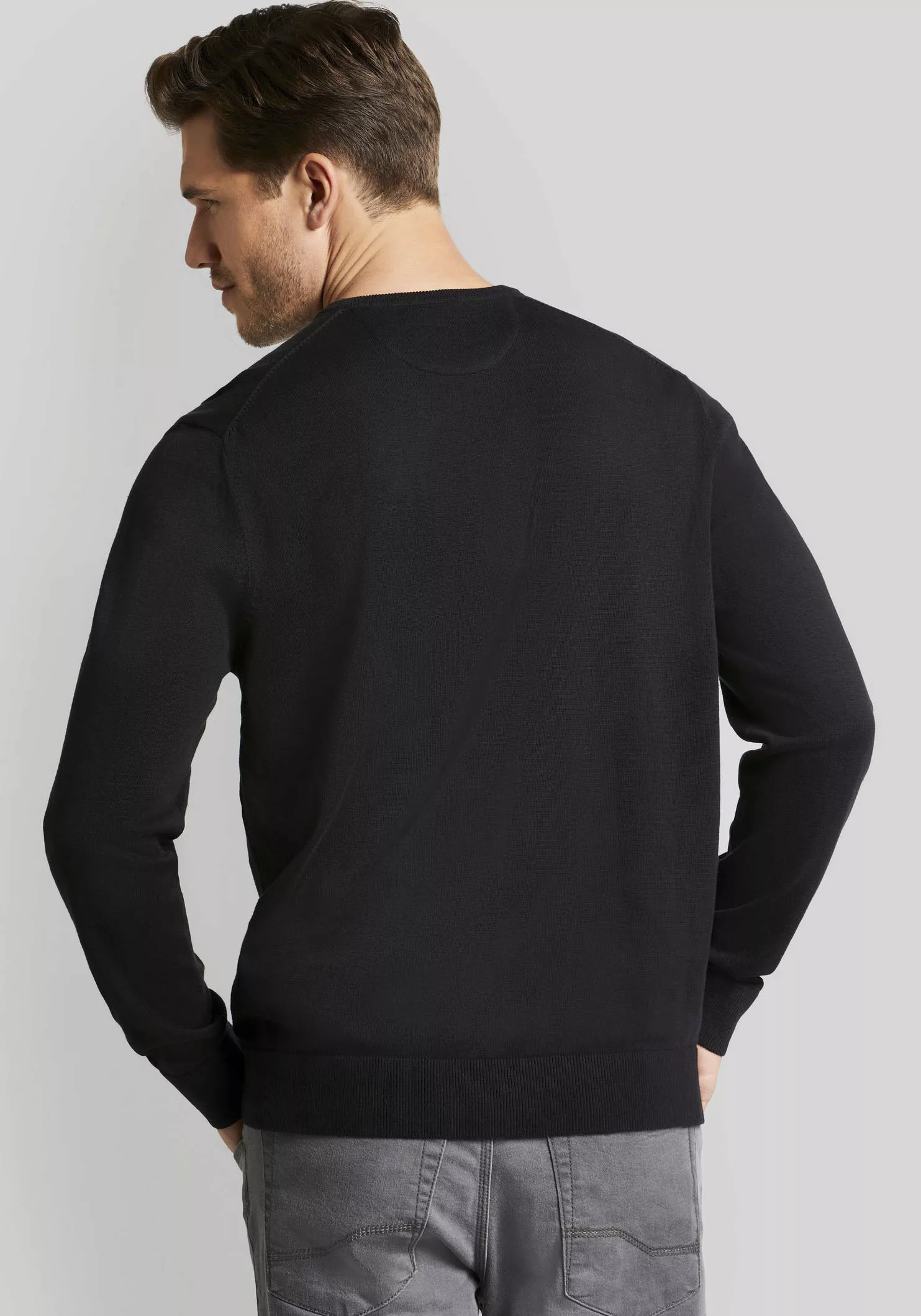 bugatti V-Ausschnitt-Pullover, aus atmungsaktiver Baumwolle und mit Logo-St günstig online kaufen