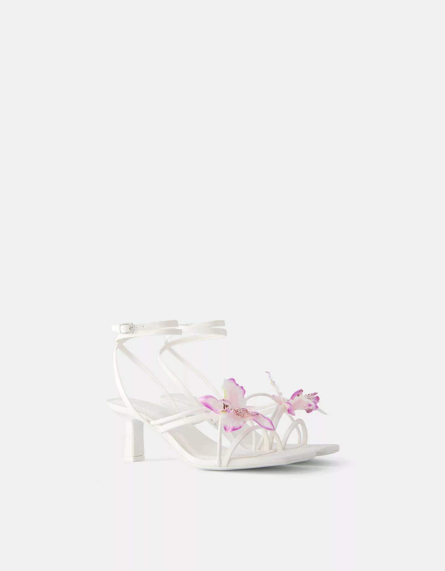 Bershka Sandalen Mit Kitten-Heels Und Blumendetail Damen 40 Weiss günstig online kaufen