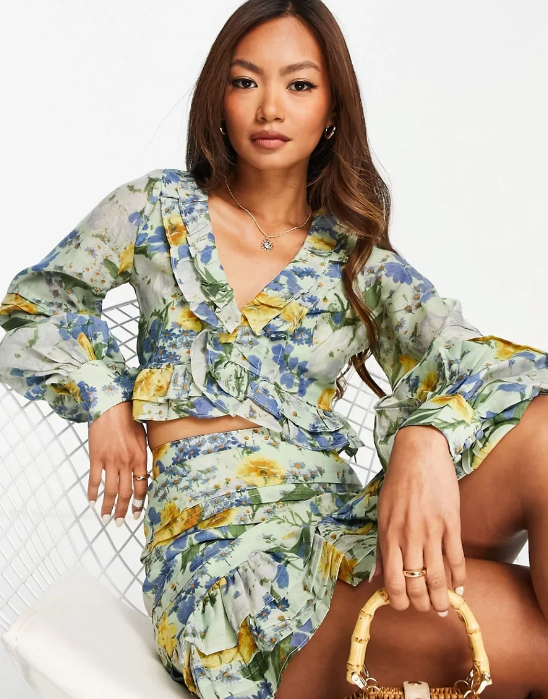 ASOS DESIGN – Oberteil mit Blumenmuster, Blousonärmeln und Rüschen, Kombite günstig online kaufen