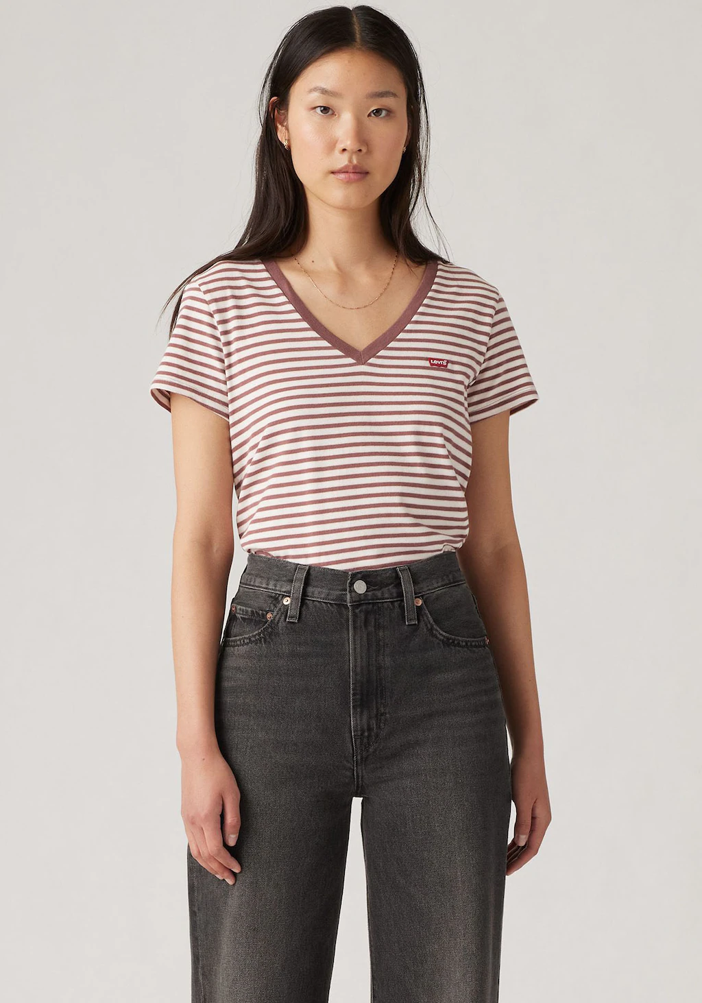 Levi's® V-Shirt PERFECT VNECK mit Mini-Batwing-Logostickerei günstig online kaufen