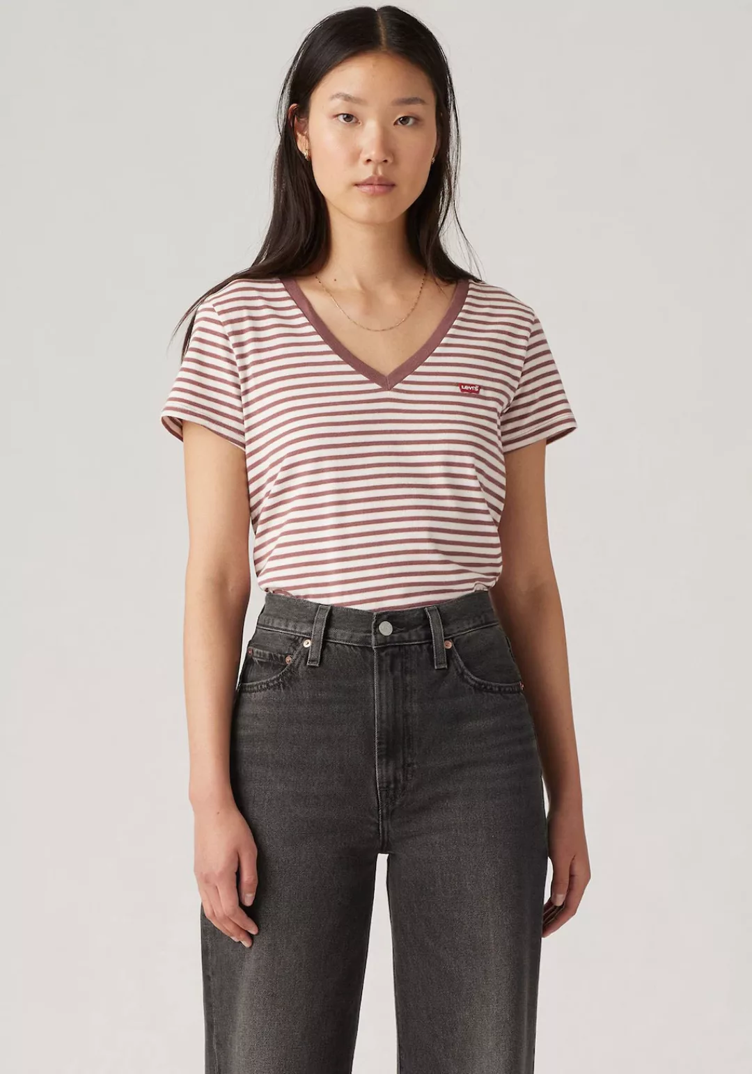 Levis V-Shirt "PERFECT VNECK", mit Mini-Batwing-Logostickerei günstig online kaufen