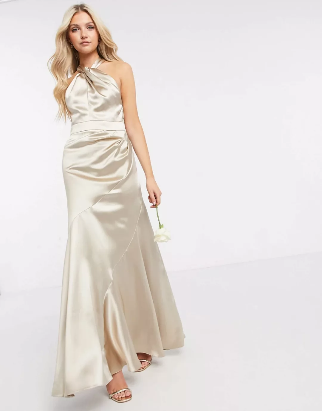 ASOS DESIGN – Bridesmaid – Langes Neckholder-Kleid aus Satin mit Bahnentroc günstig online kaufen