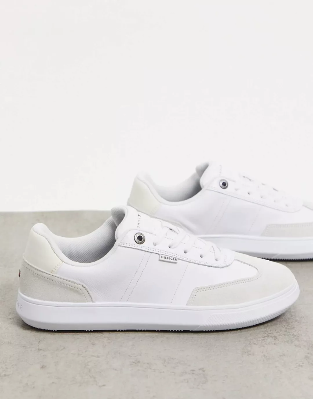 Tommy Hilfiger – Wildleder-Sneaker in Weiß mit Logo und Cupsohle aus Materi günstig online kaufen