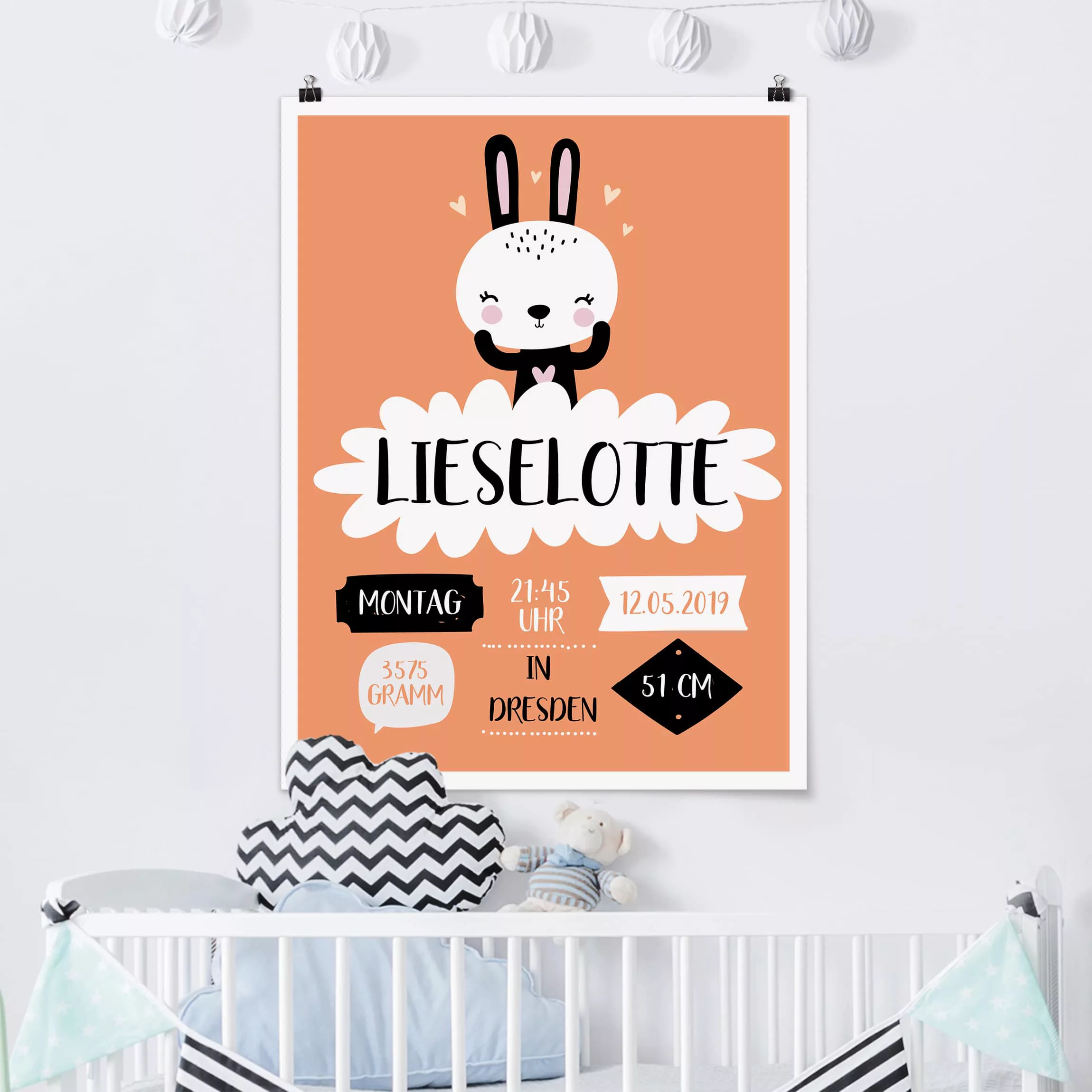 Poster Kinderzimmer - Hochformat Das glückliche Häschen Wunschtext günstig online kaufen