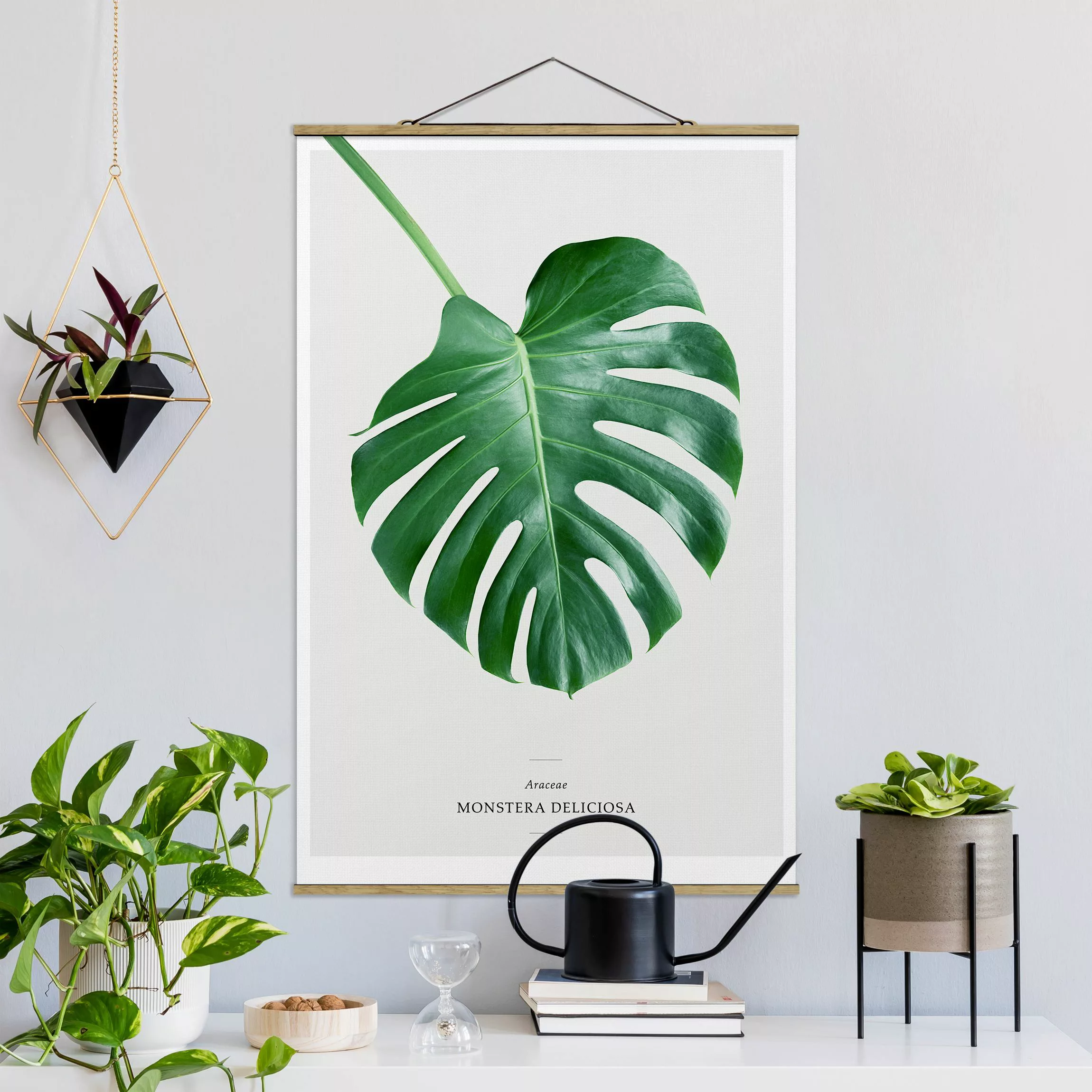 Stoffbild Spruch mit Posterleisten - Hochformat Tropisches Blatt Monstera günstig online kaufen