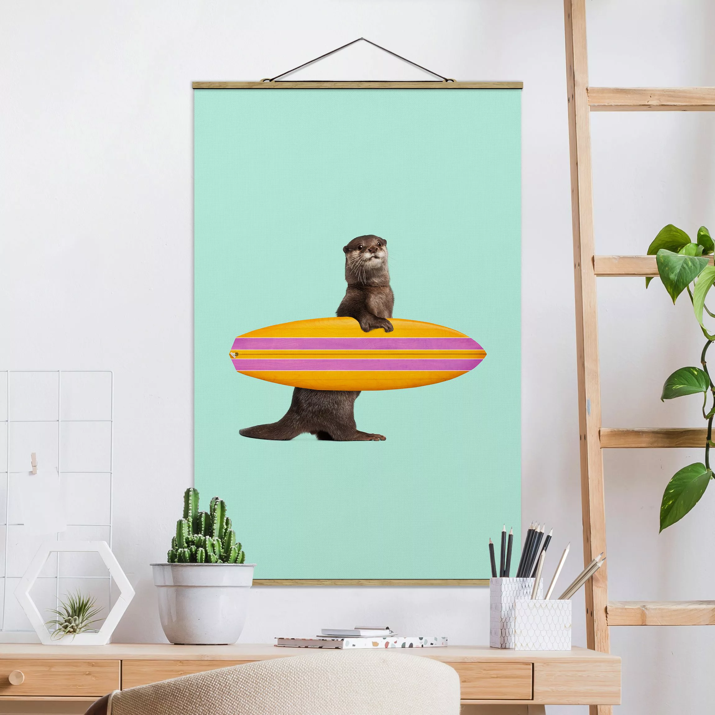 Stoffbild Tiere mit Posterleisten - Hochformat Otter mit Surfbrett günstig online kaufen